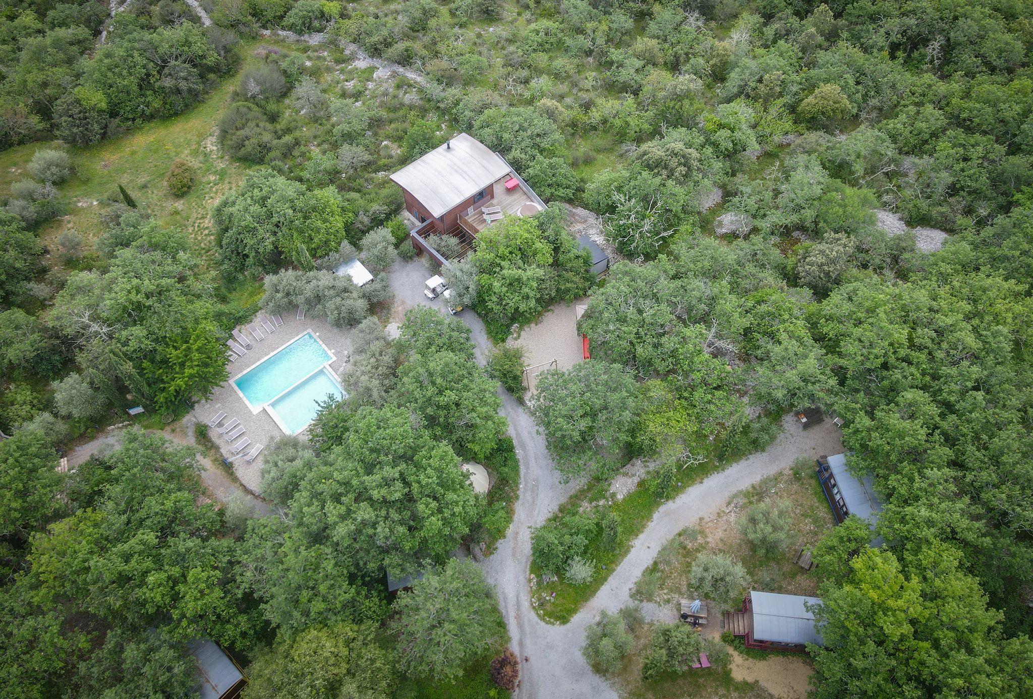Roulotte gîte deluxe avec spa en option : une escapade sensorielle en Rhône-Alpes à Vogüé — salle de bain