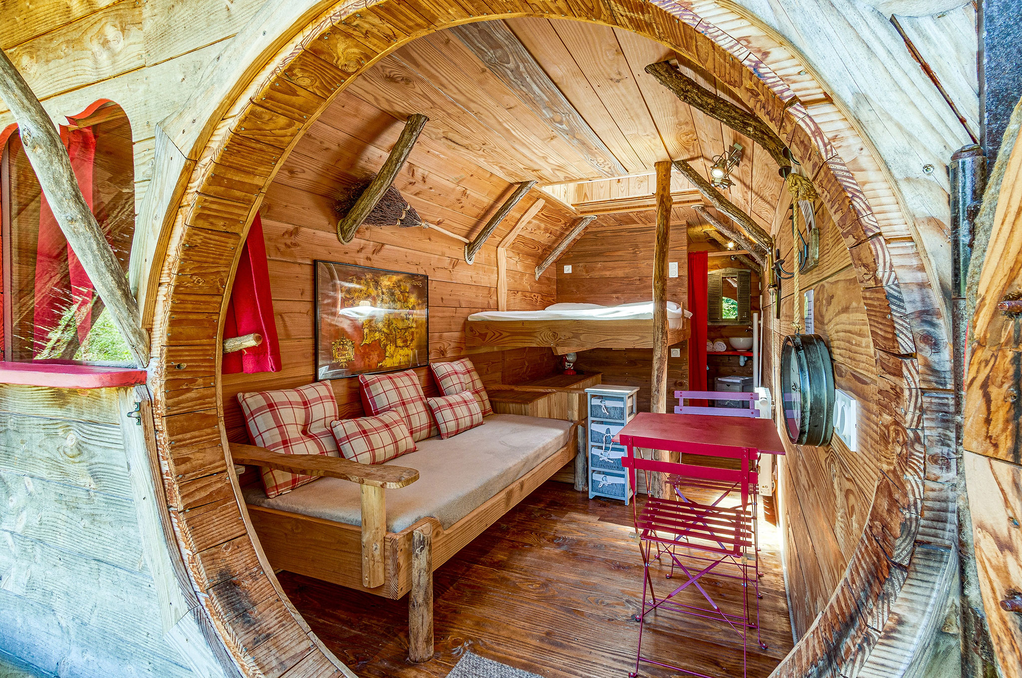 Cabane végétalisée La Gadouillère : un voyage au cœur de la nature à Descartes — vue intérieure