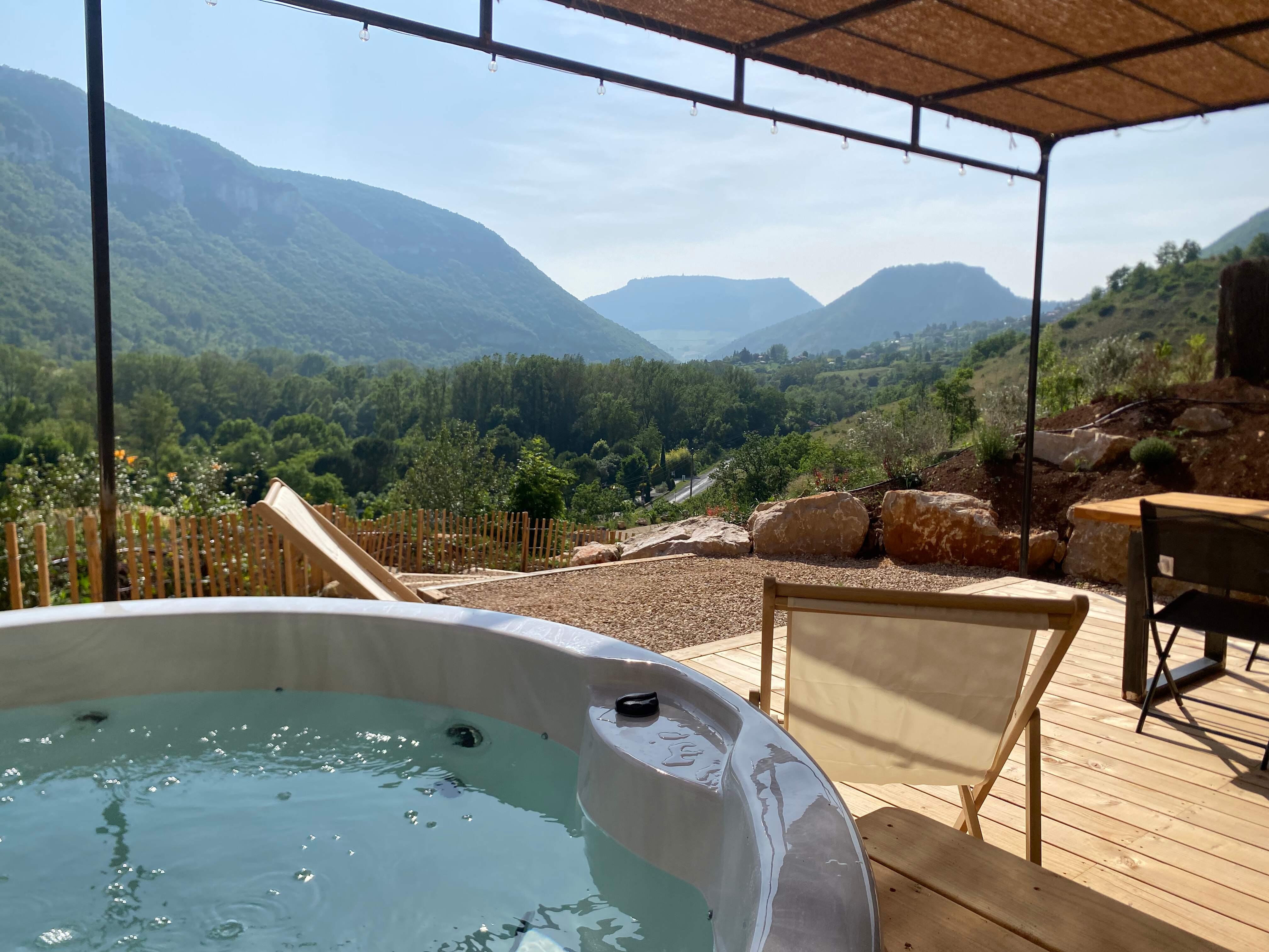 L'échappée des causses — Maison troglodyte avec spa à Aveyron à Saint-Jean-du-Bruel — détail architectural