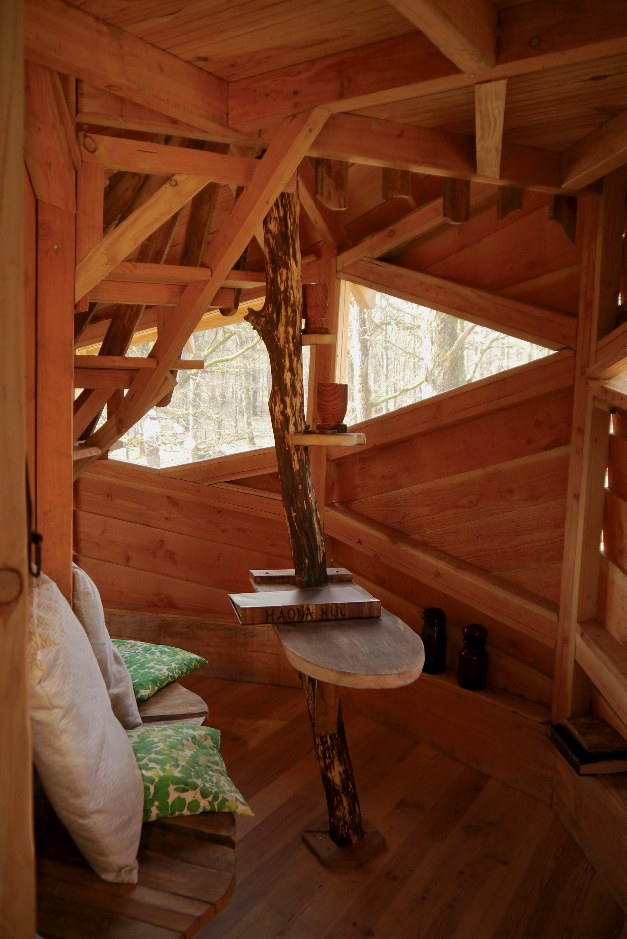 Haona Nui : une cabane dans les arbres en Lorraine à Vittel — chambre