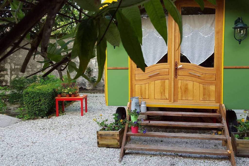 Roulotte Mariposa : une escapade insolite en pleine nature à Loches — détail architectural