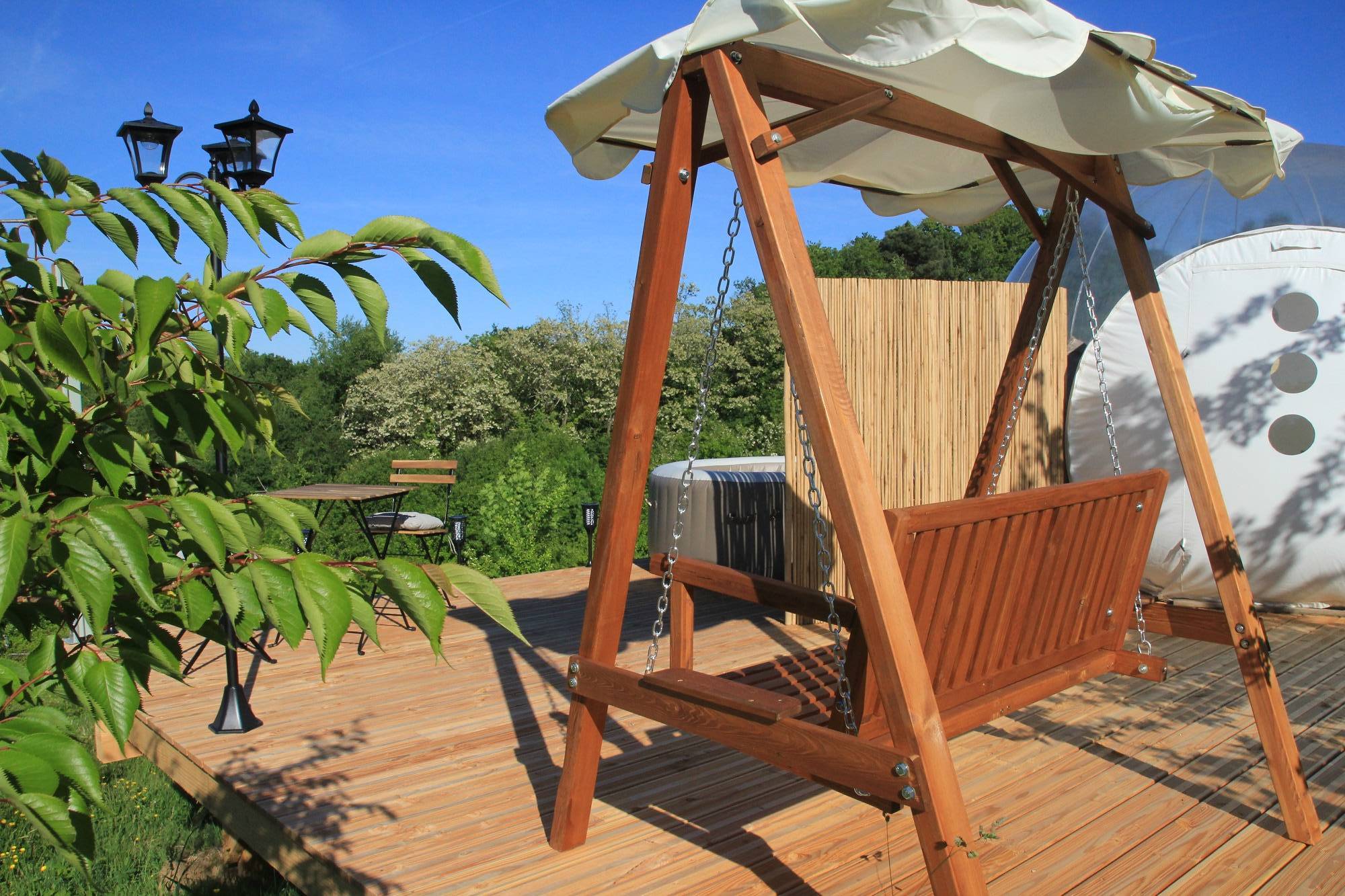 Bulle Spa Vénus : une nuit étoilée en pleine nature à Puycornet — vue intérieure
