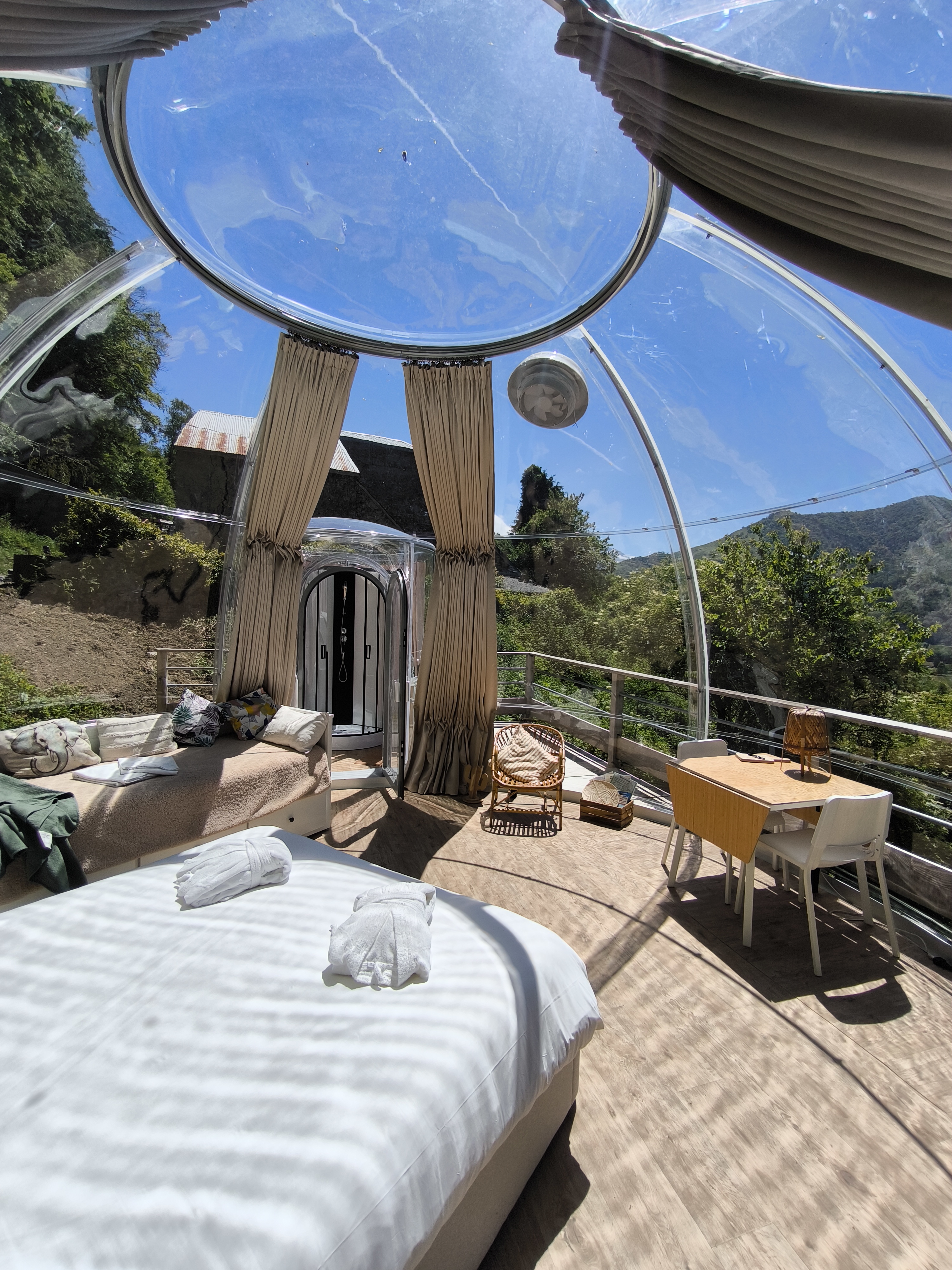 La Big'Bulle Transparente : une expérience immersive sous les étoiles à Gerde — vue depuis la terrasse