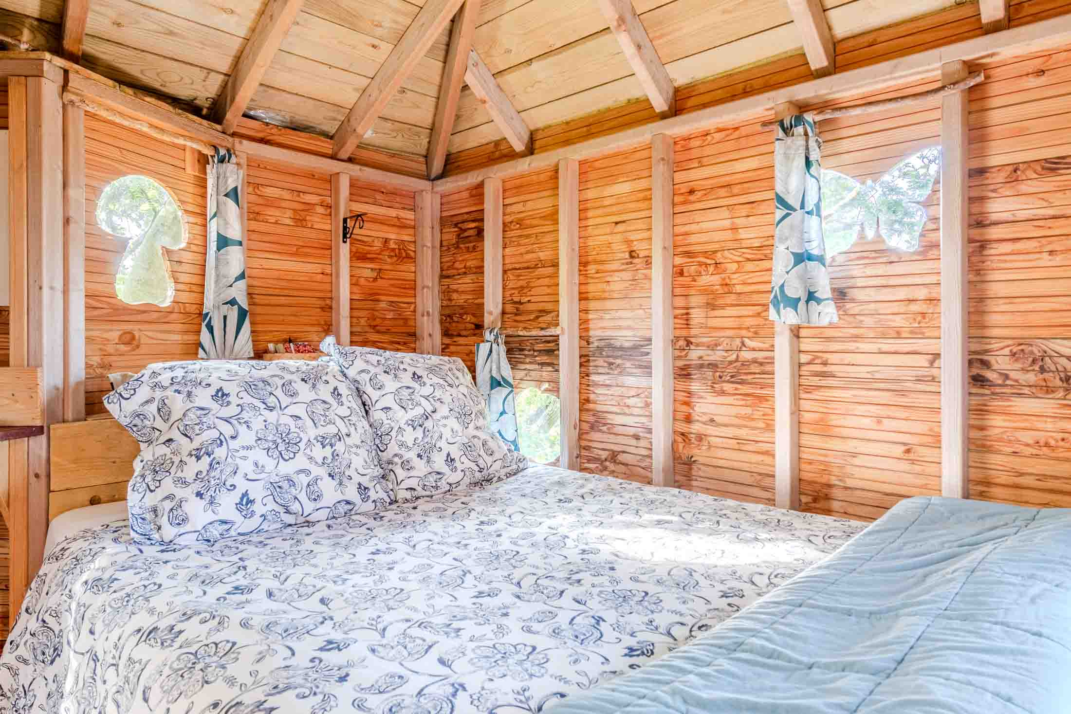 Cabane Grand Duc — Nuit perchée à 21m dans les arbres en Calvados à Noues de Sienne — cuisine