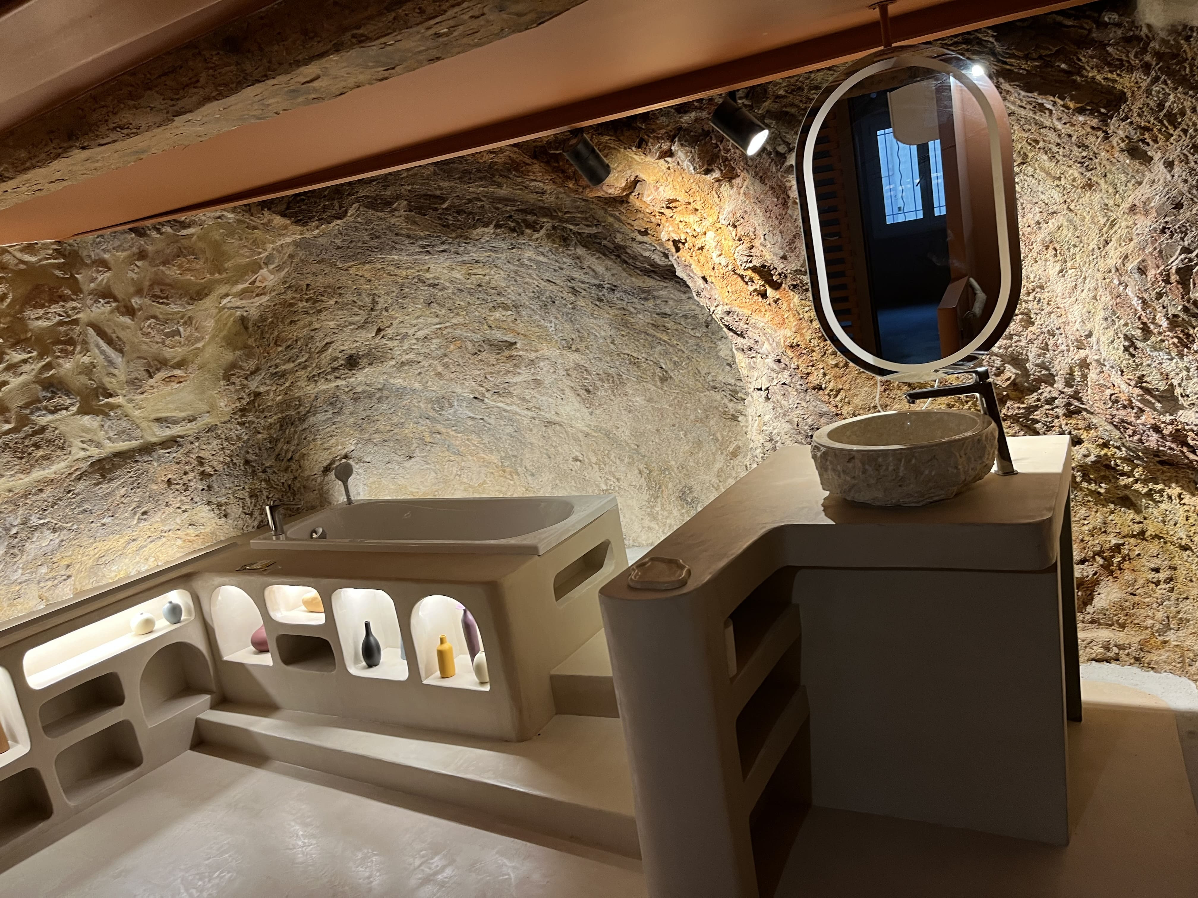 Escapade troglodyte à FITOU — Grotte avec terrasse panoramique à Fitou — chambre