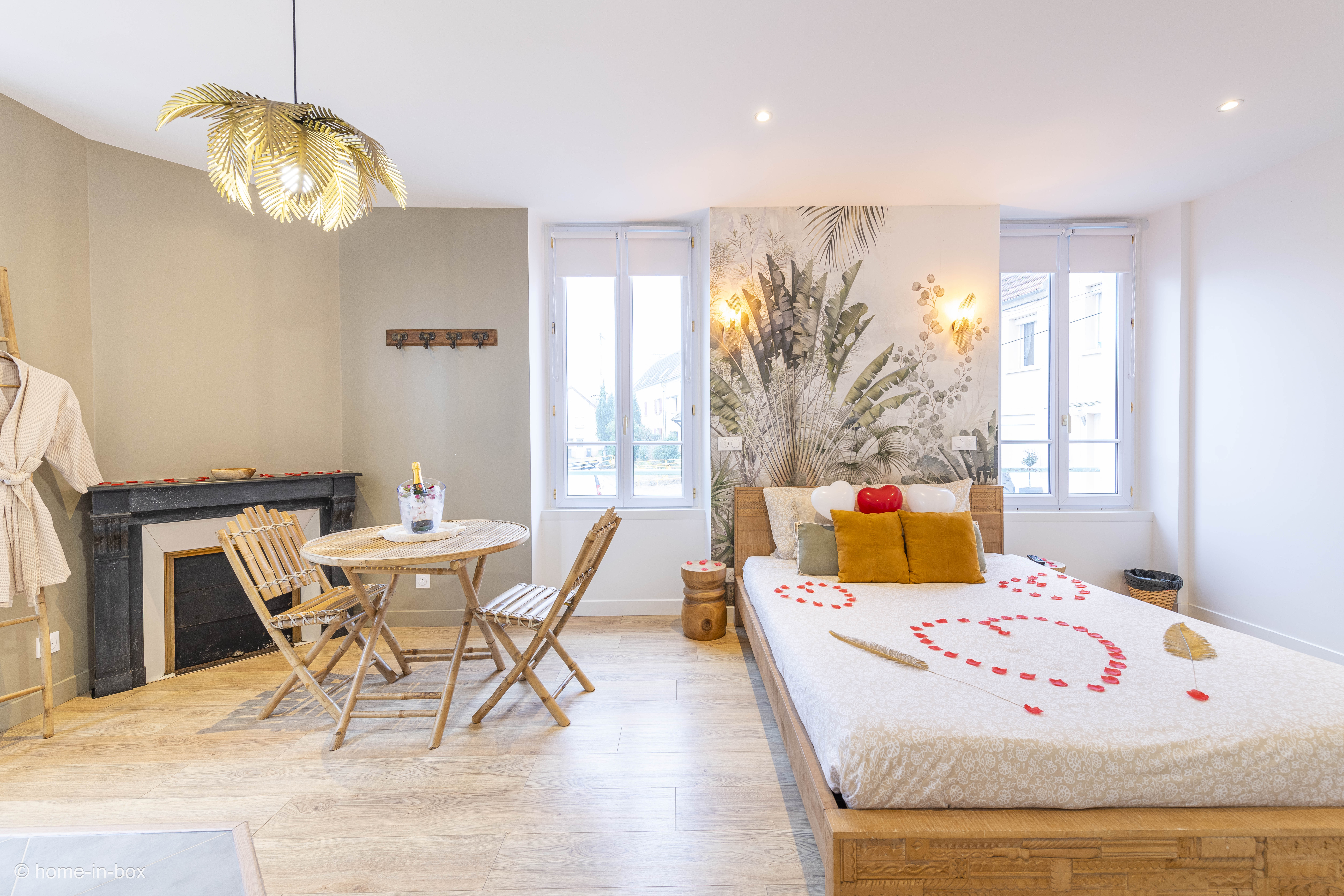 Suite Savane — Hébergement avec Jacuzzi à Seine-et-Marne à Serris — vue intérieure