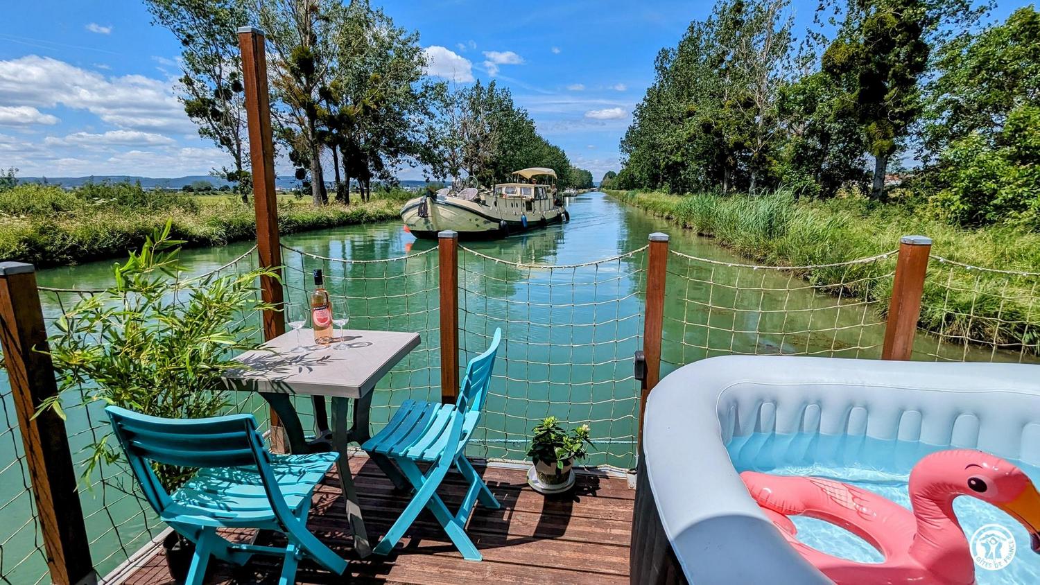 Le Cottage Flottant Insolite — Maison flottante avec jacuzzi à Côte-d'Or