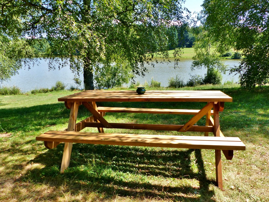Cabane 'Noisette' au bord d'un lac
