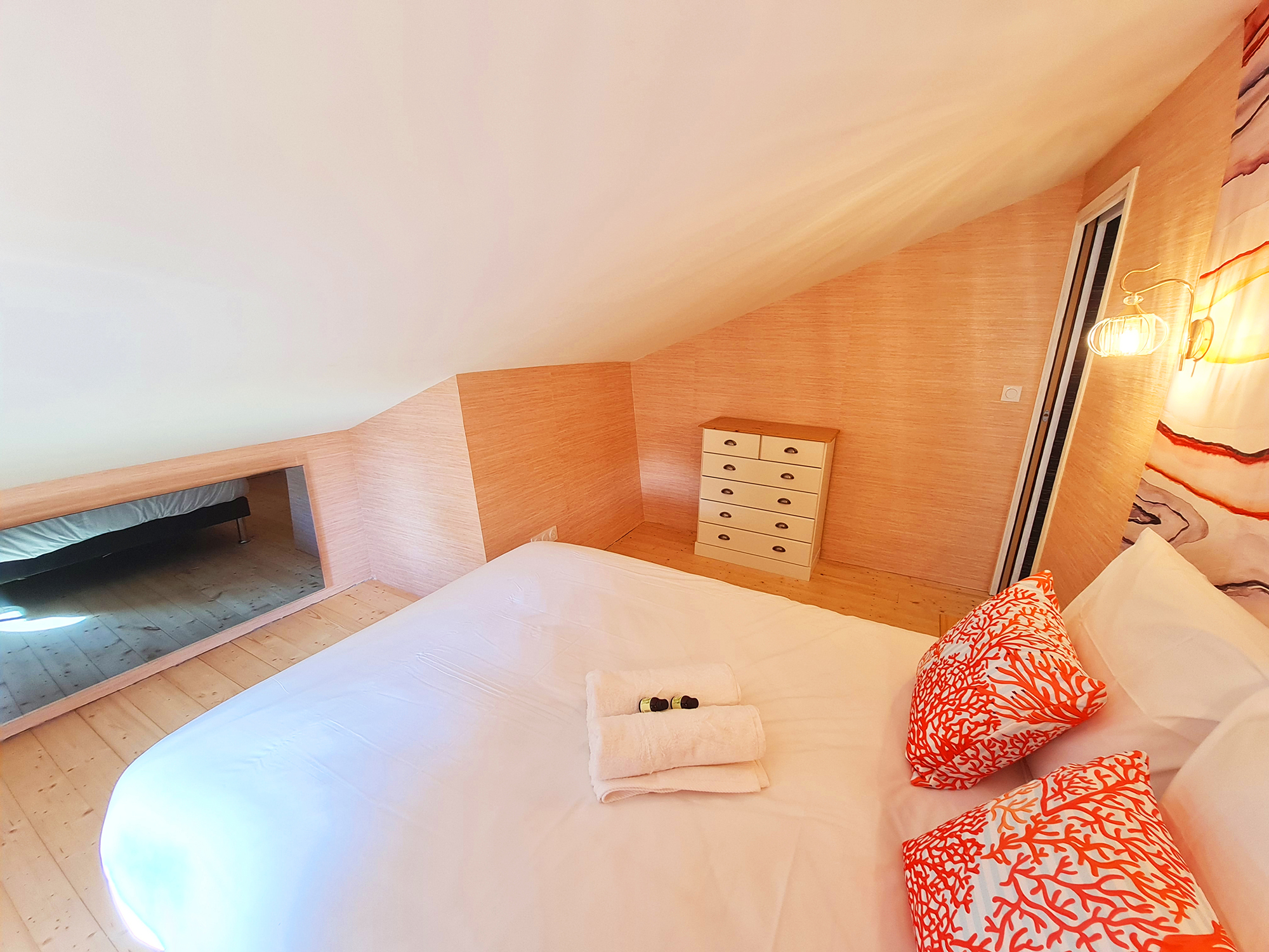 Cabane la Perle : une échappée sur pilotis en Franche-Comté à Dole — chambre