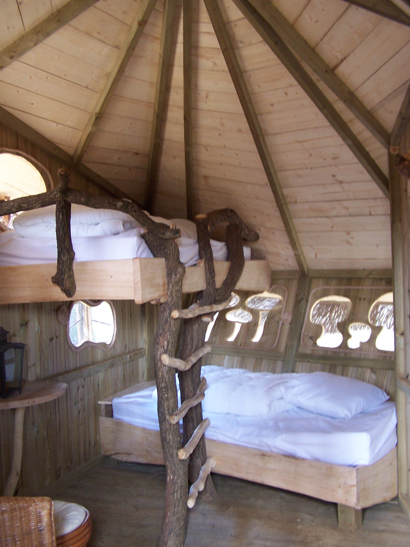 Cabane des Capucins : une expérience suspendue dans les arbres à Magné — espace de vie
