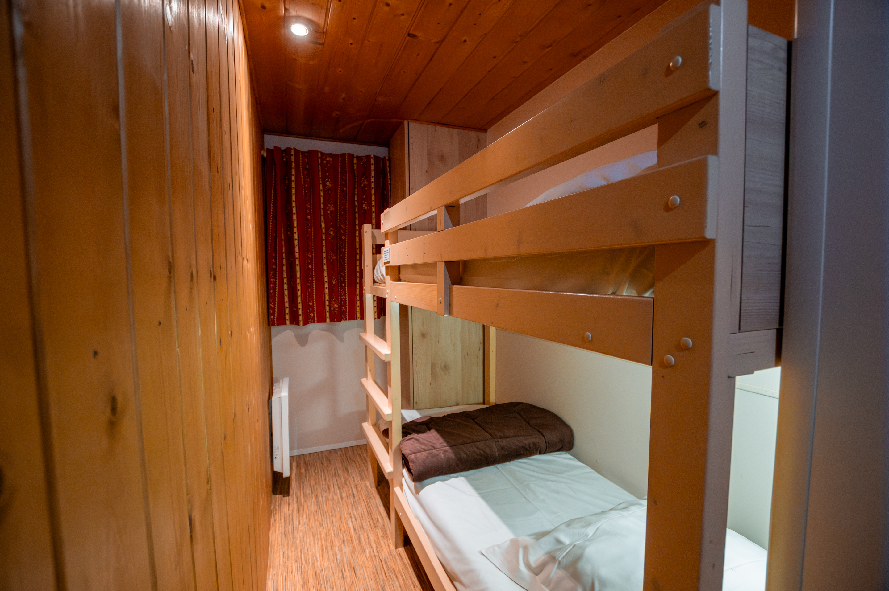 Roulotte - 4 personnes — Séjour insolite avec spa à Dienné à Dienné — salle de bain