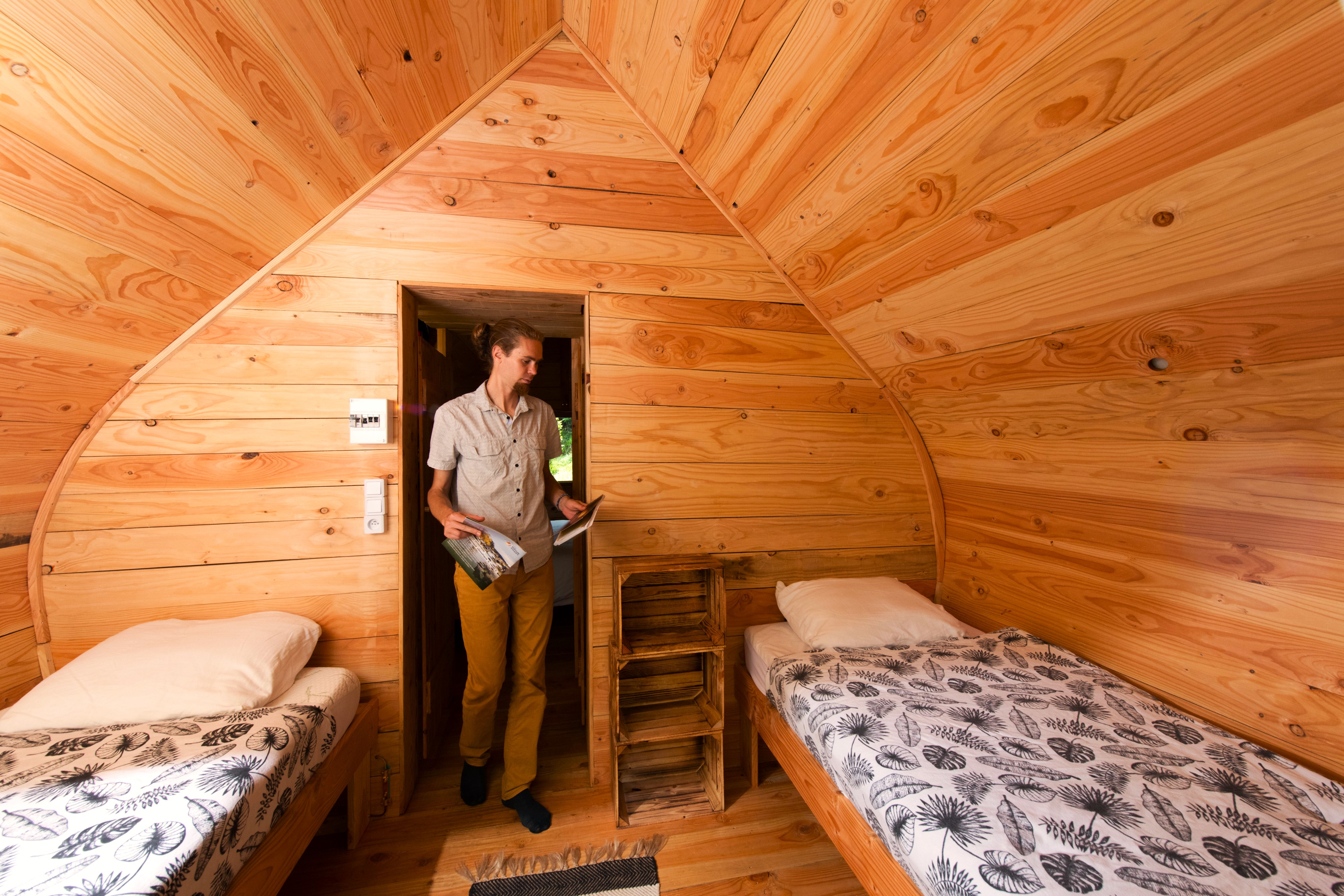 Cabane châtaigne Coutinelle perchée sur terrasse Cévenole à Peyremale — cuisine