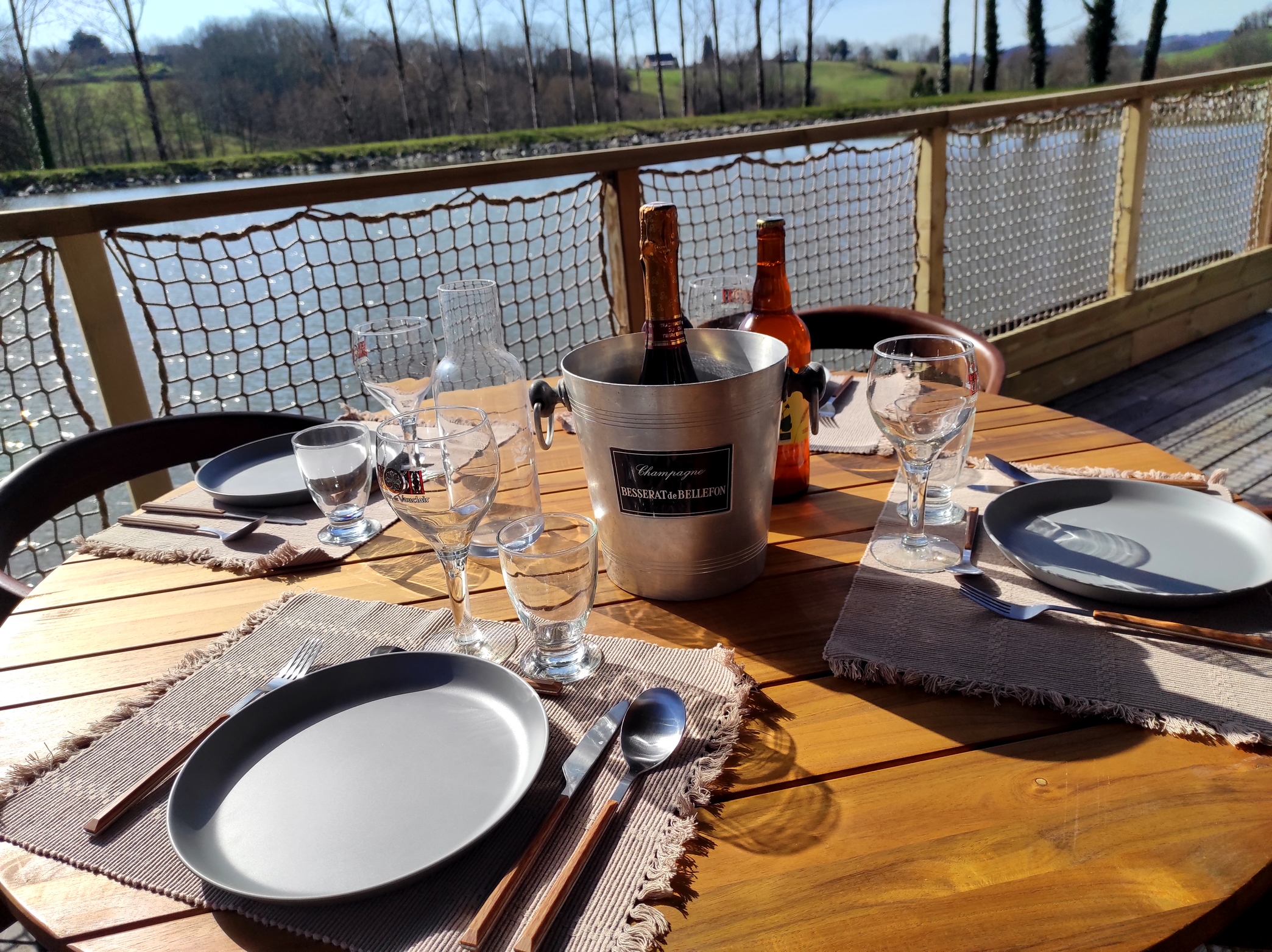 Cabane du Martin Pêcheur : une expérience unique sur l'eau à Saint Germain Les Vergnes — environnement naturel
