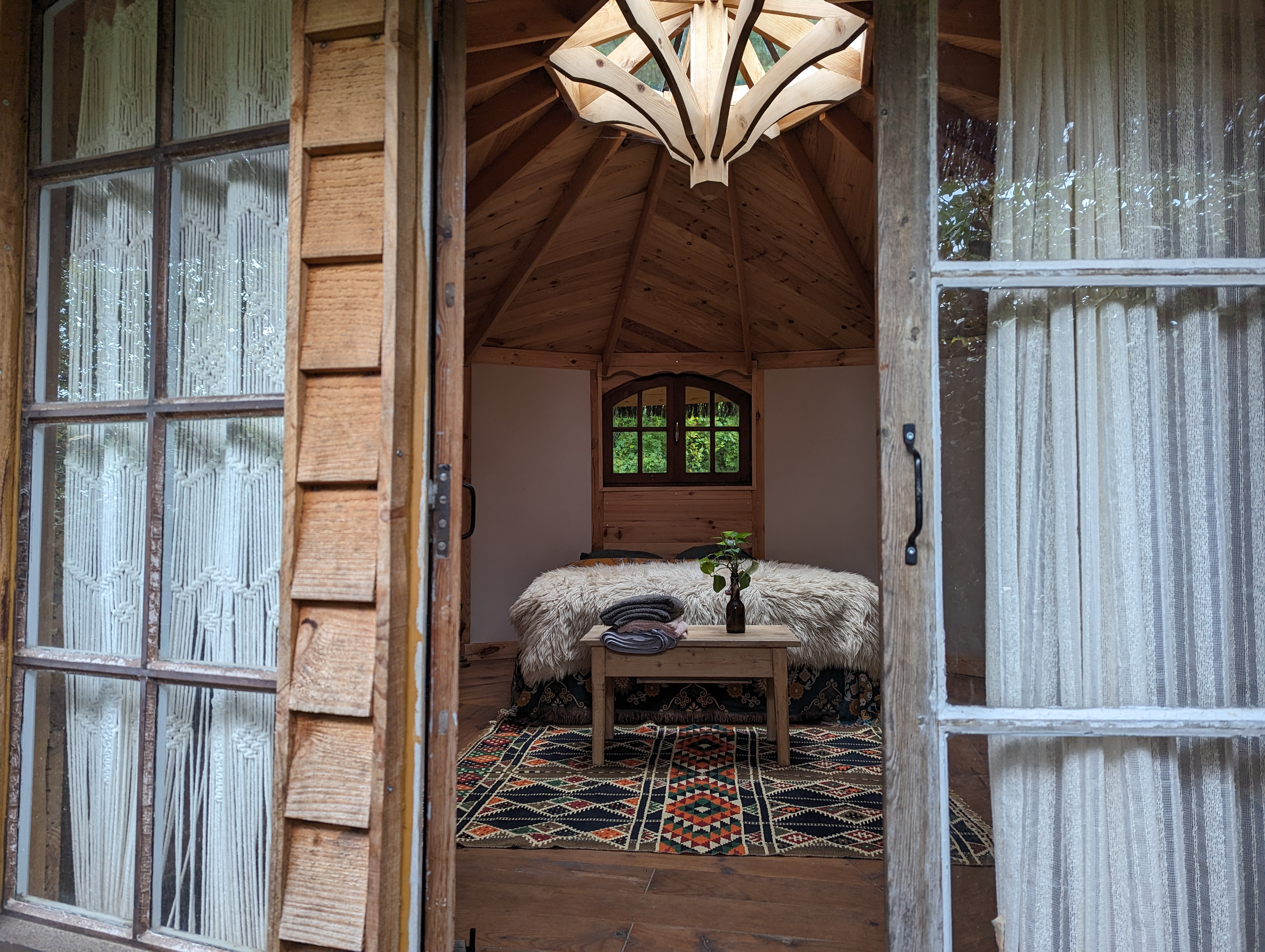 Cabayourte en Ecolieu — Yourte avec spa à La Mauvaise Herbe, Var à La Mauvaise Herbe — vue intérieure