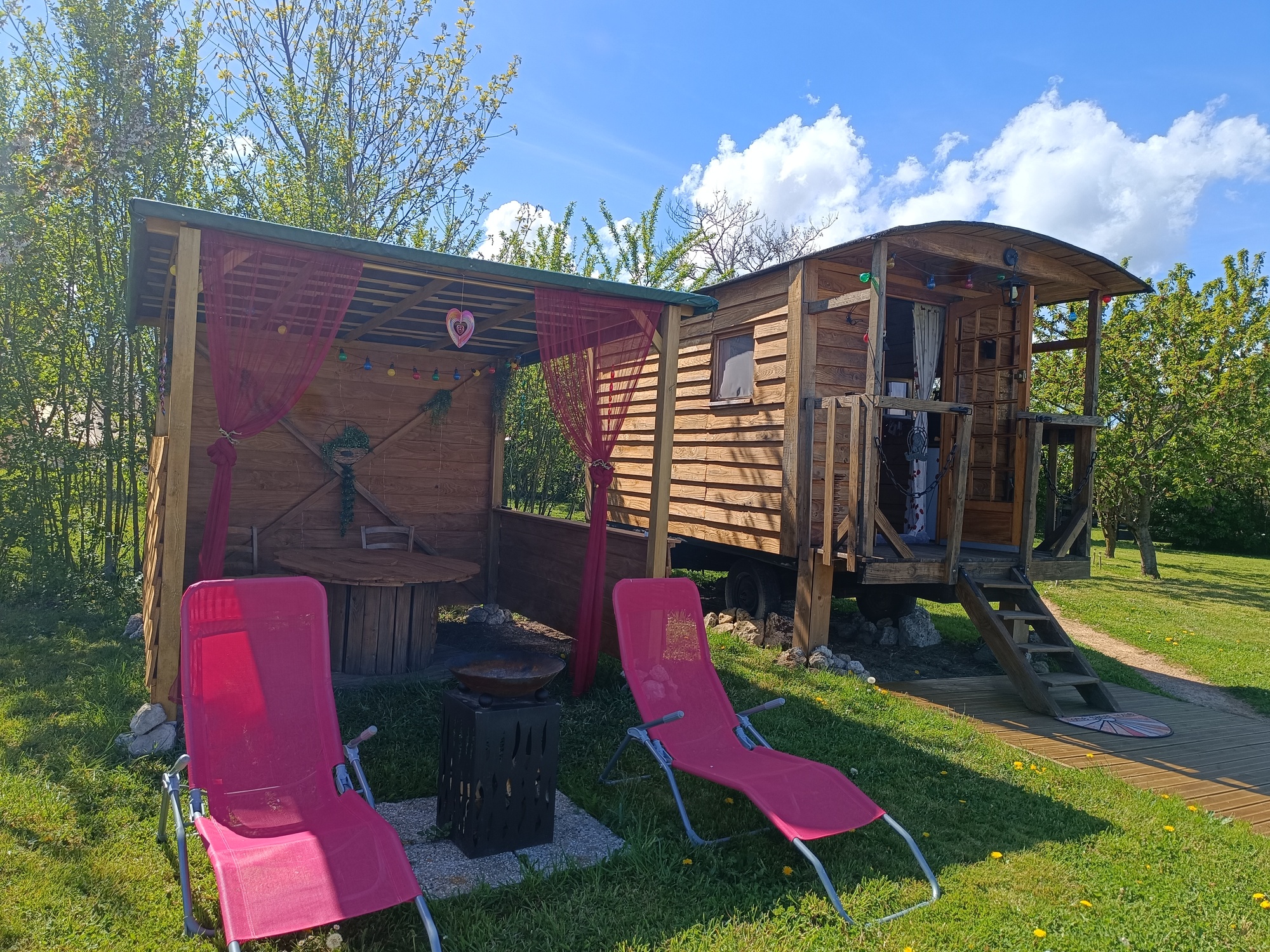 Roulotte romantique — Nuit avec spa à Allier