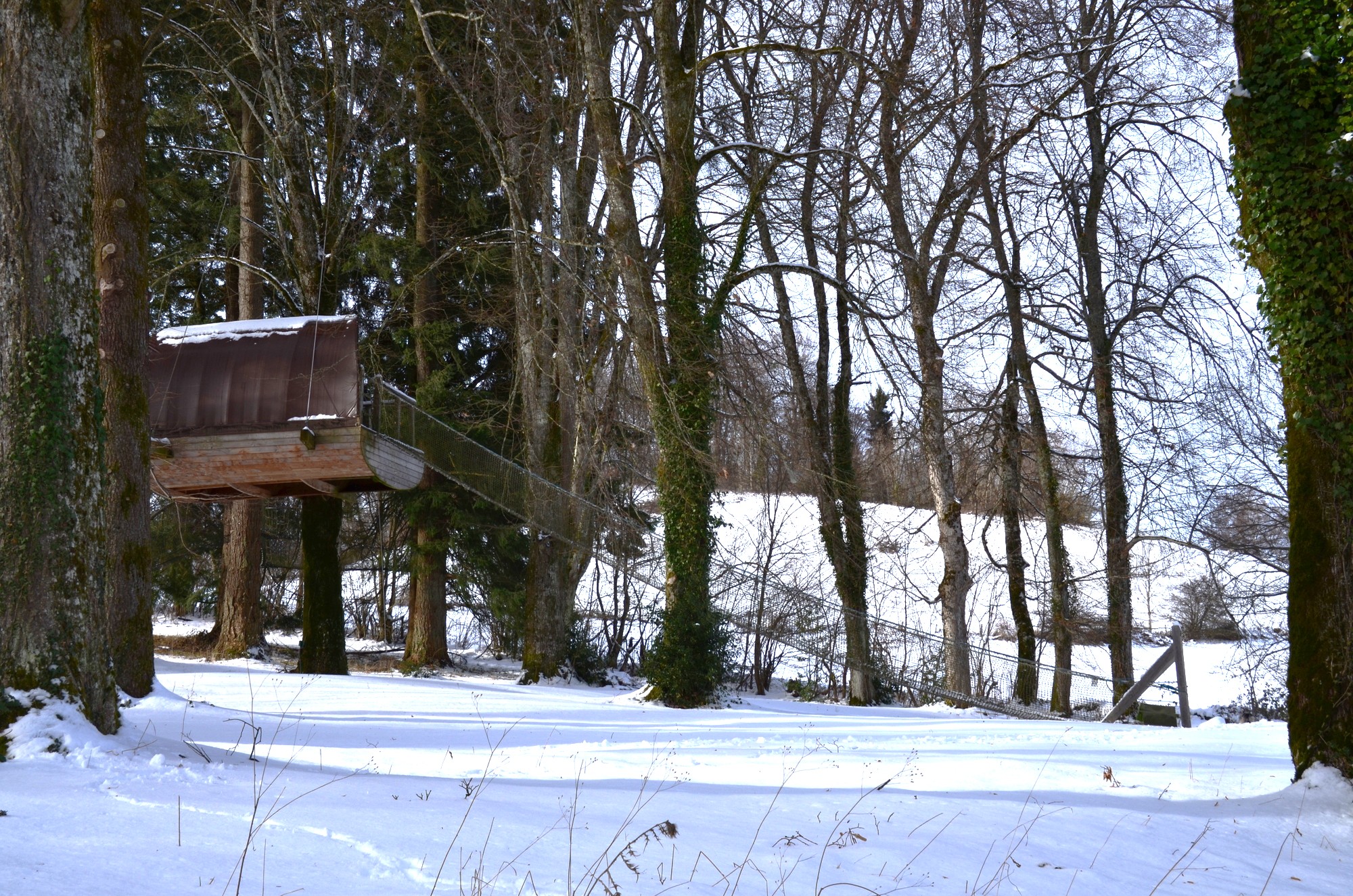 Cabane accès passerelle & Spa privatisable — Nuit perchée en Isère à Saint-Quentin-sur-Isère — chambre