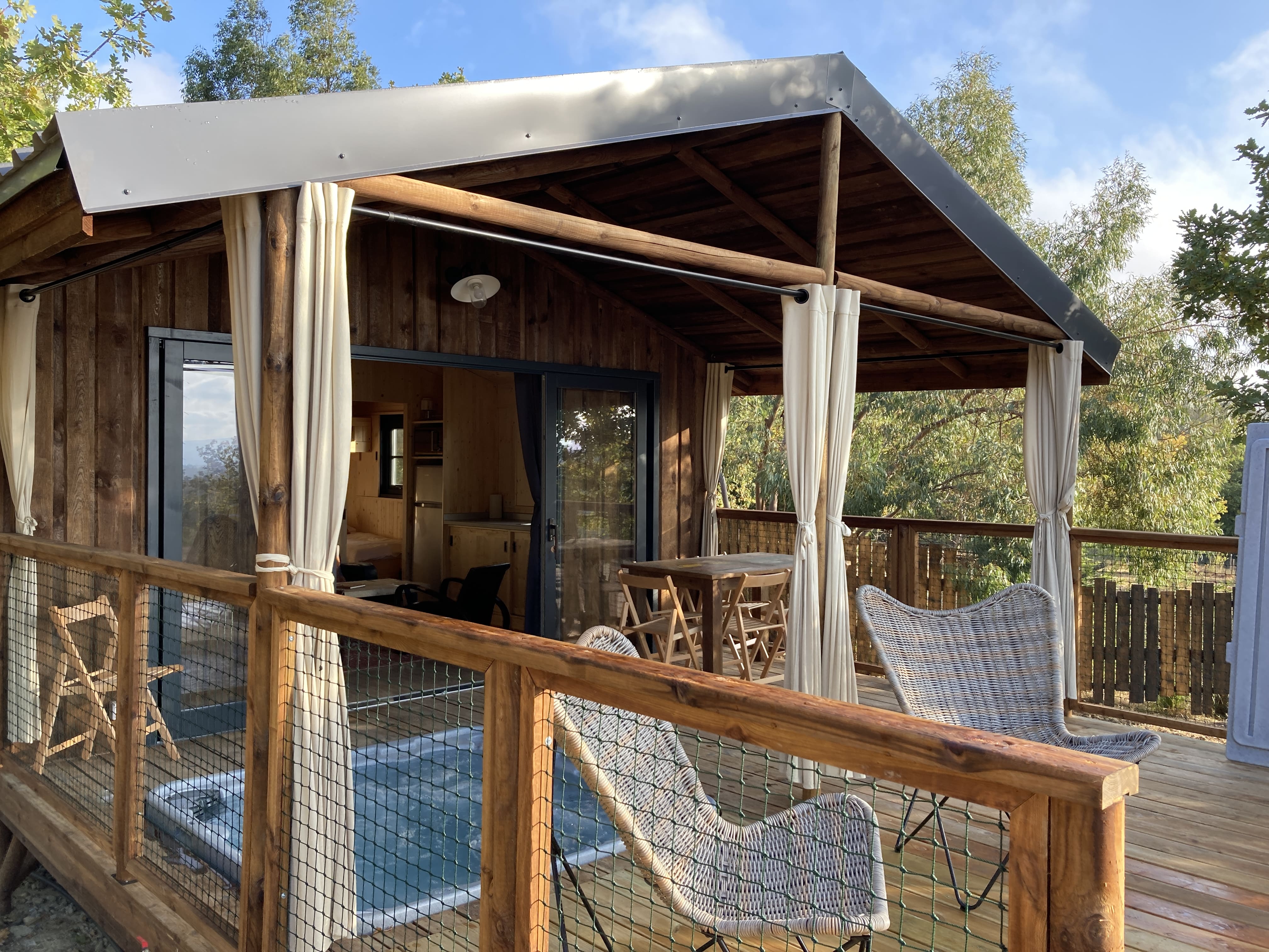 Cabane sur pilotis La Dame du Château avec spa privatif à Villarzel Du Razès — environnement naturel