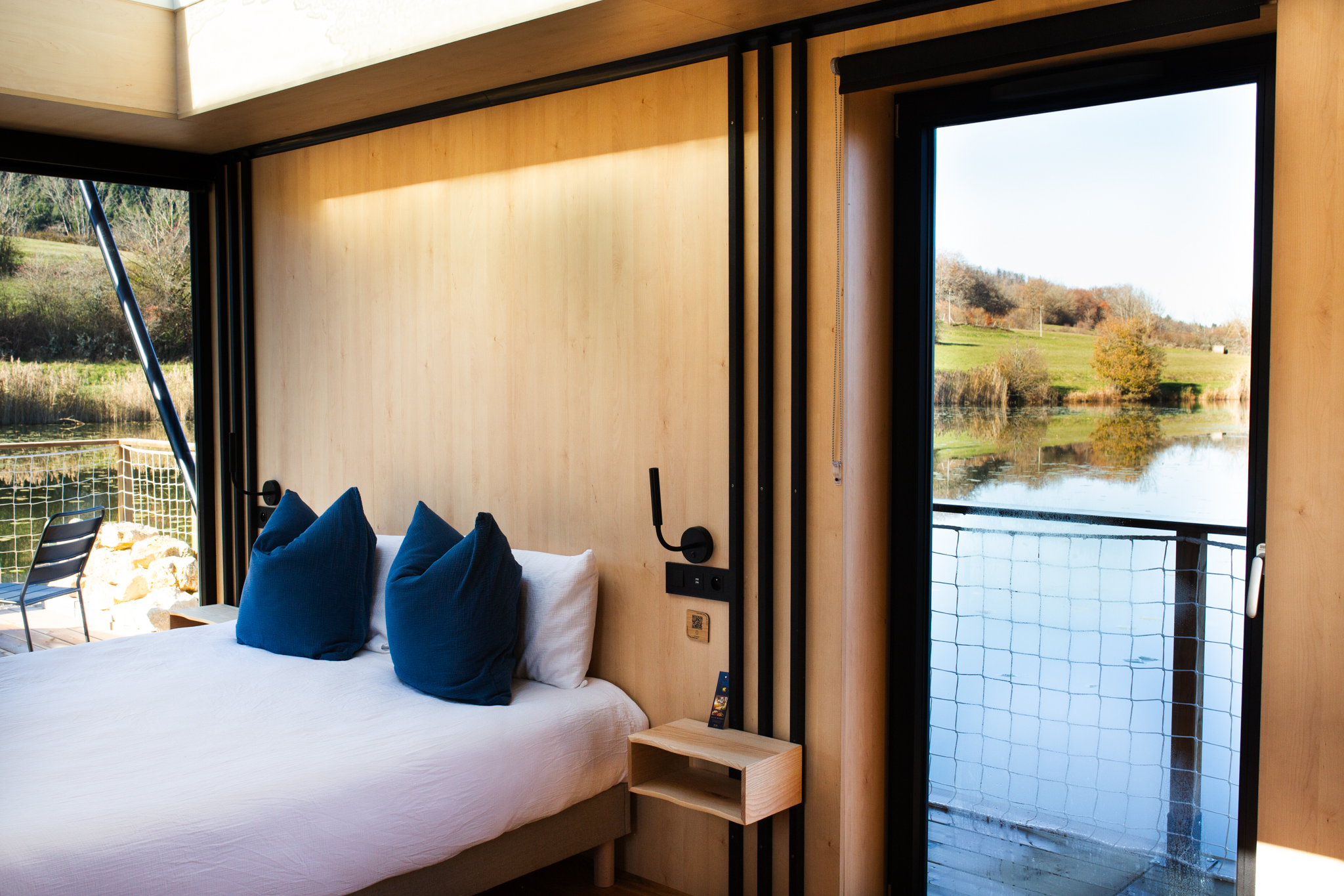 Un lodge sur l'eau avec spa privatif en Rhône-Alpes à Plateau D'hauteville — chambre