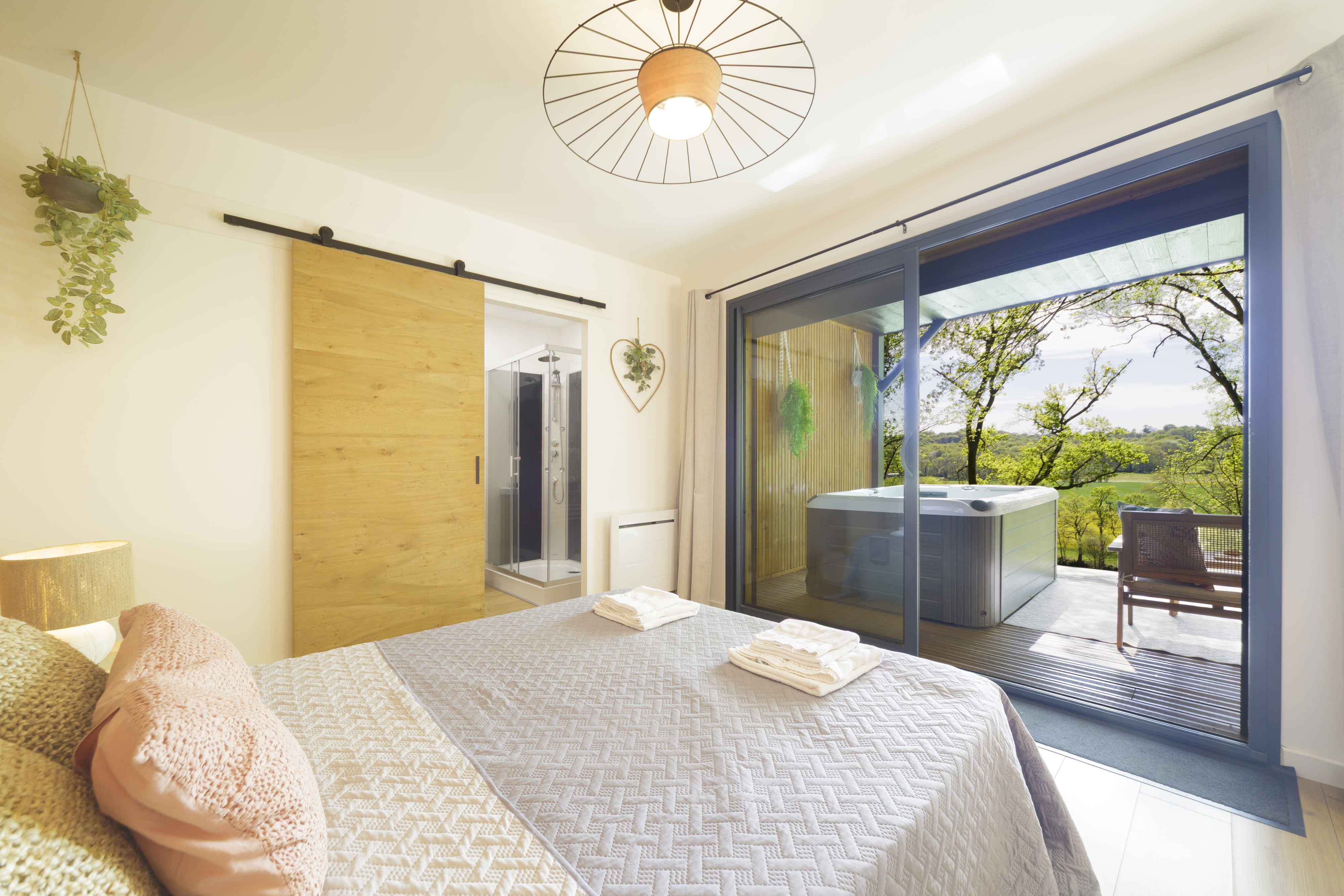 Cabane du Chêne & SPA : une expérience unique en Aquitaine à Sévignacq — vue intérieure