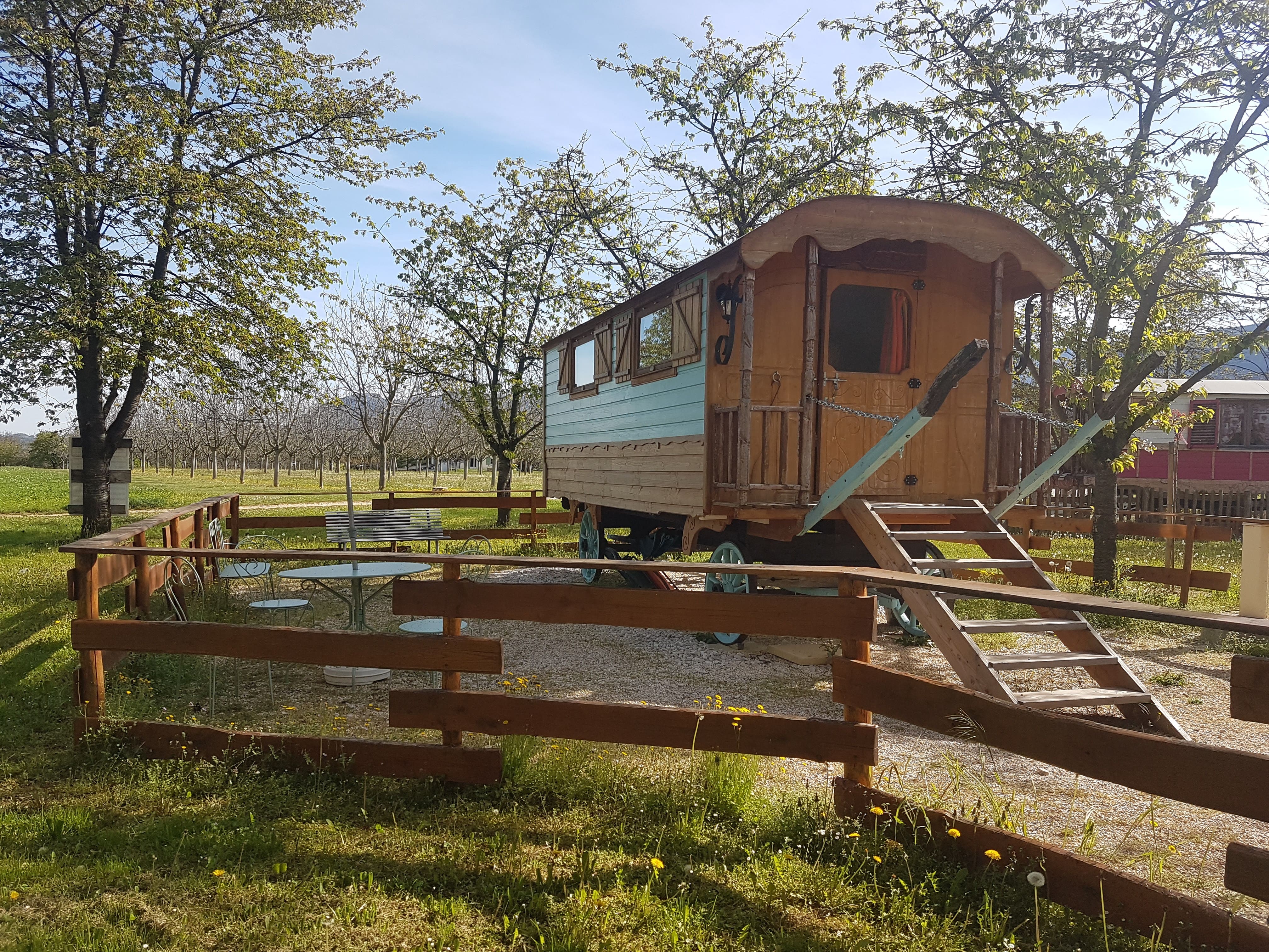 Roulotte Vercors — Séjour bien-être avec spa à Vercors (Drôme)
