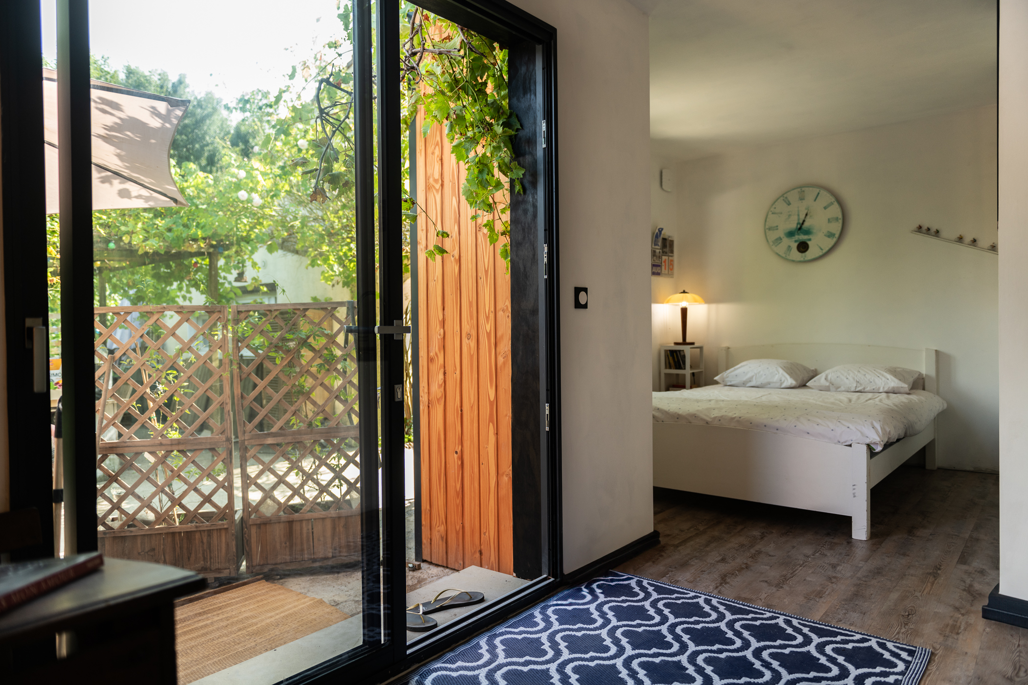 Douce France : une tiny house moderne au cœur de la nature à Le Gue D'allere — environnement naturel