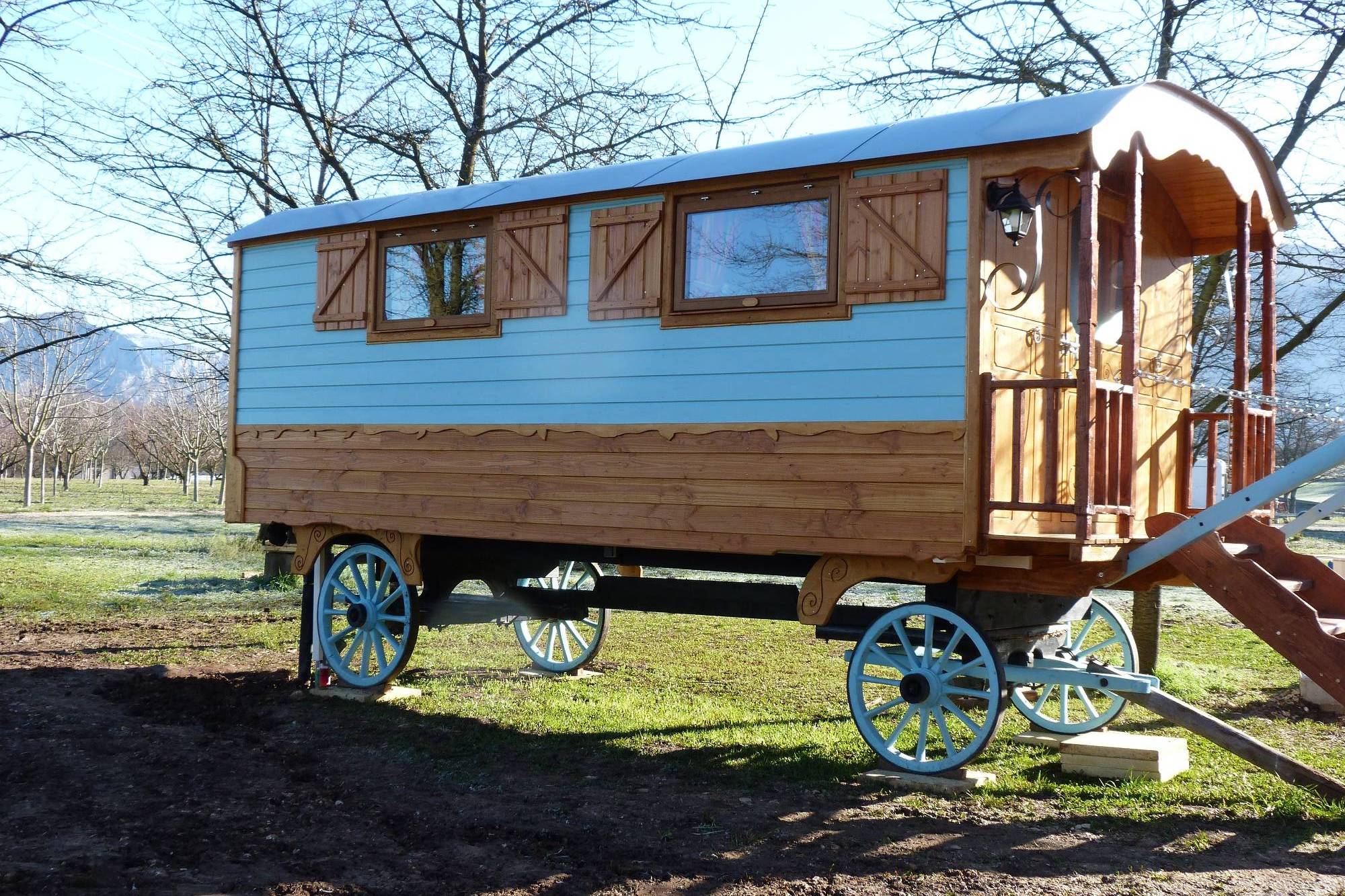 Roulotte Vercors — Séjour bien-être avec spa à Vercors (Drôme) à Saint-Jean-En-Royans — chambre
