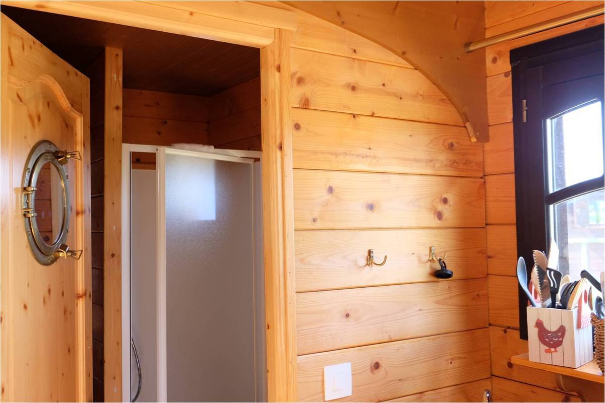 Roulotte gîte deluxe avec spa en option : une escapade sensorielle en Rhône-Alpes à Vogüé — cuisine