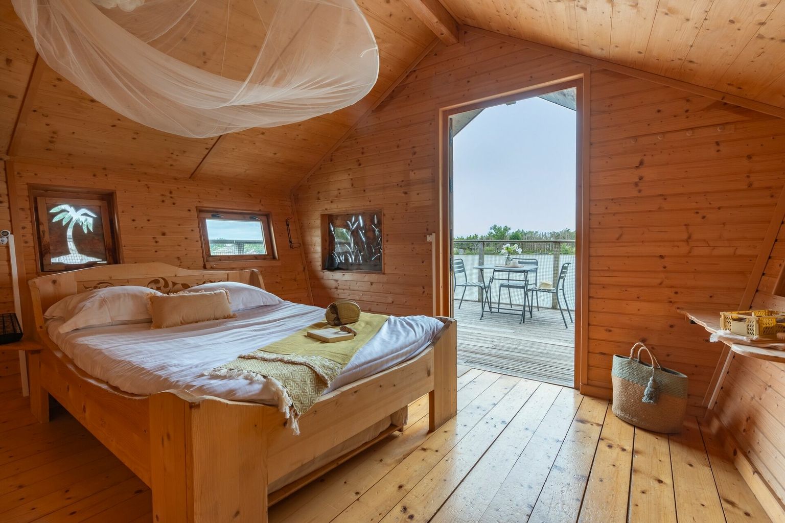 Cabane Duo flottante Les Maldives — Nuit sur l'eau avec spa à Pressac à Pressac — chambre