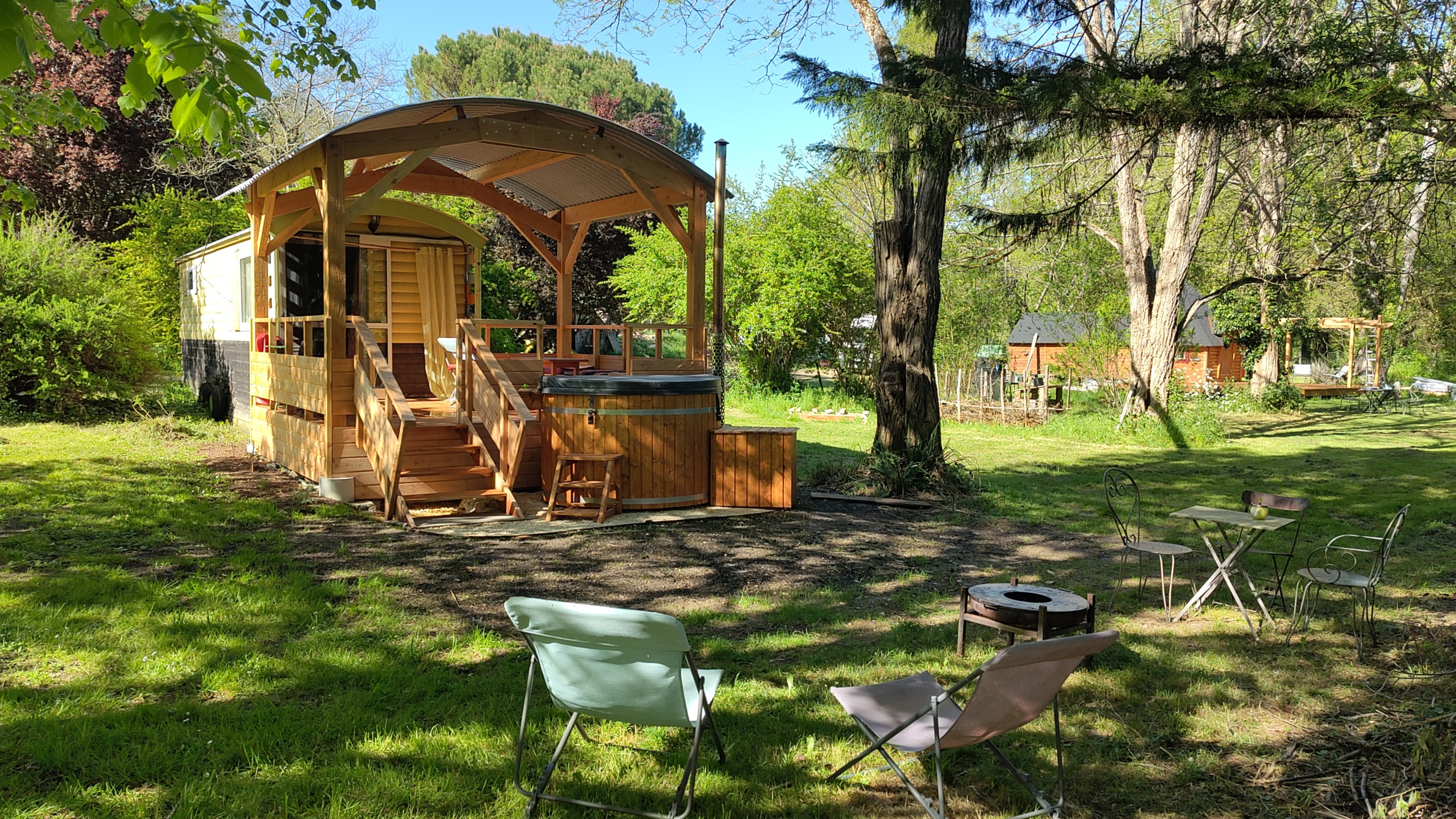 La roulotte & Spa — Séjour insolite sous le tilleul à Lot-et-Garonne
