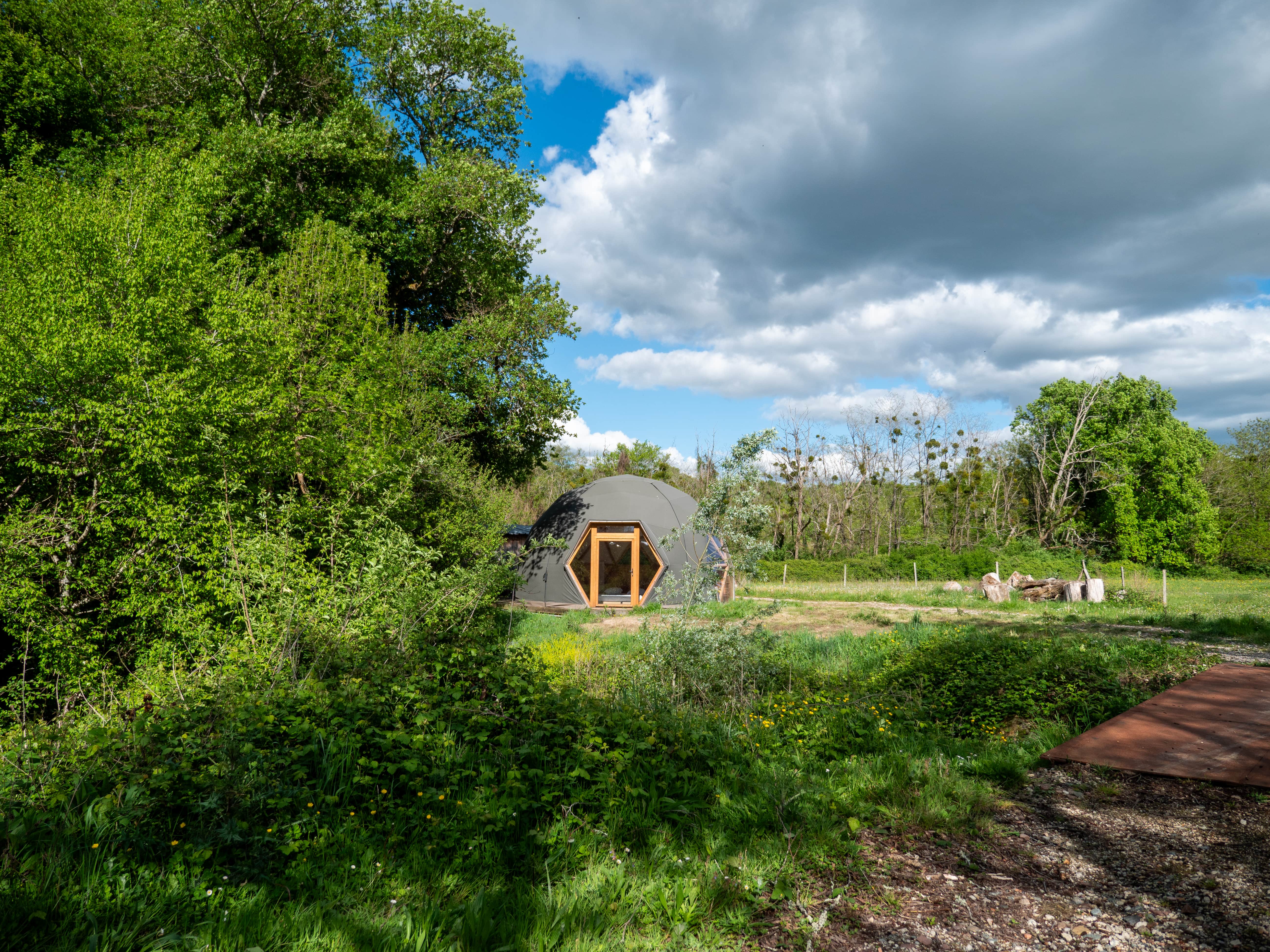 Un dôme glamping au bord d'un lac privé en Aquitaine