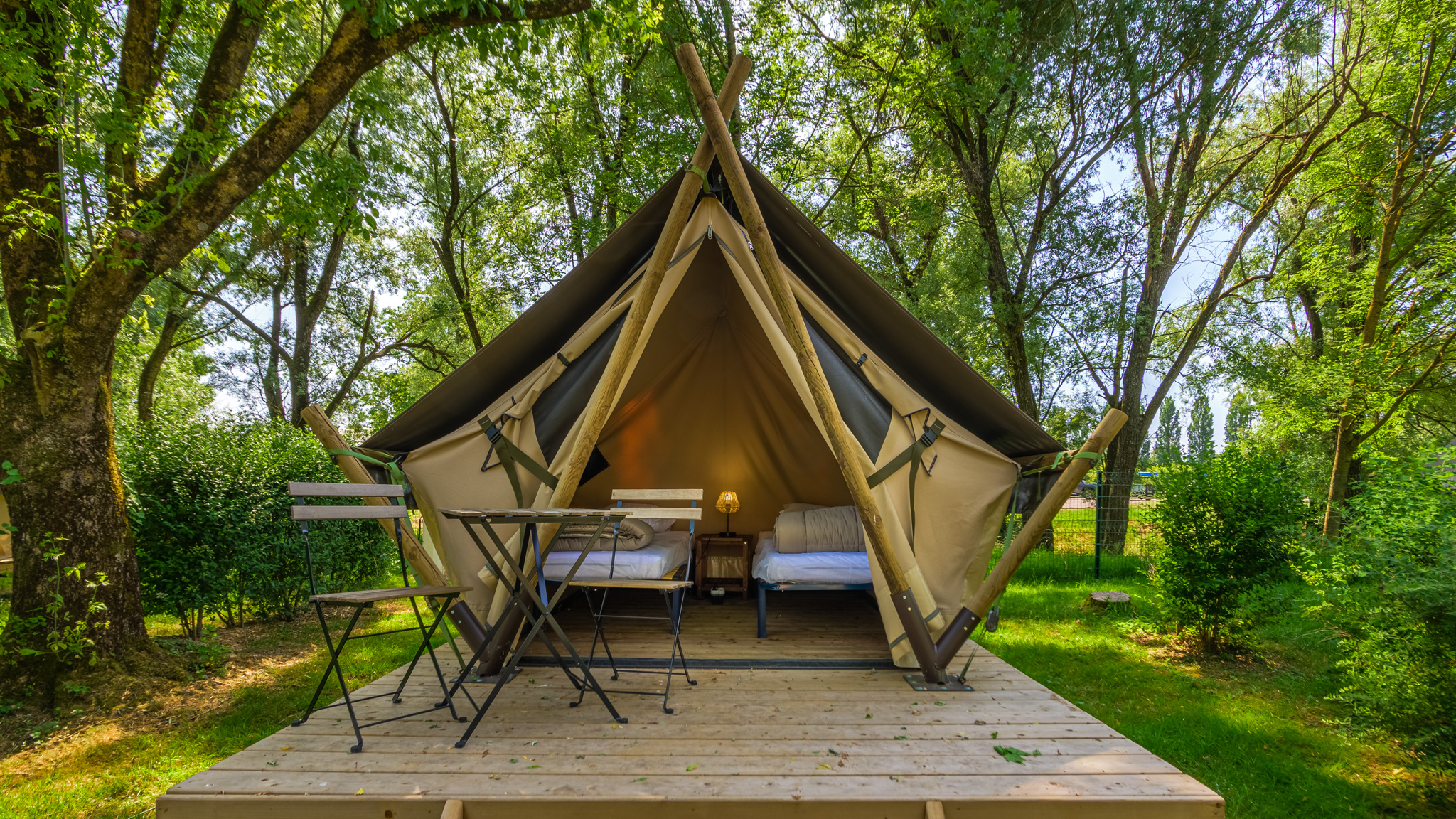 Bivouac Vesoul : une expérience unique en tente lodge à Vaivre Et Montoille — espace de vie