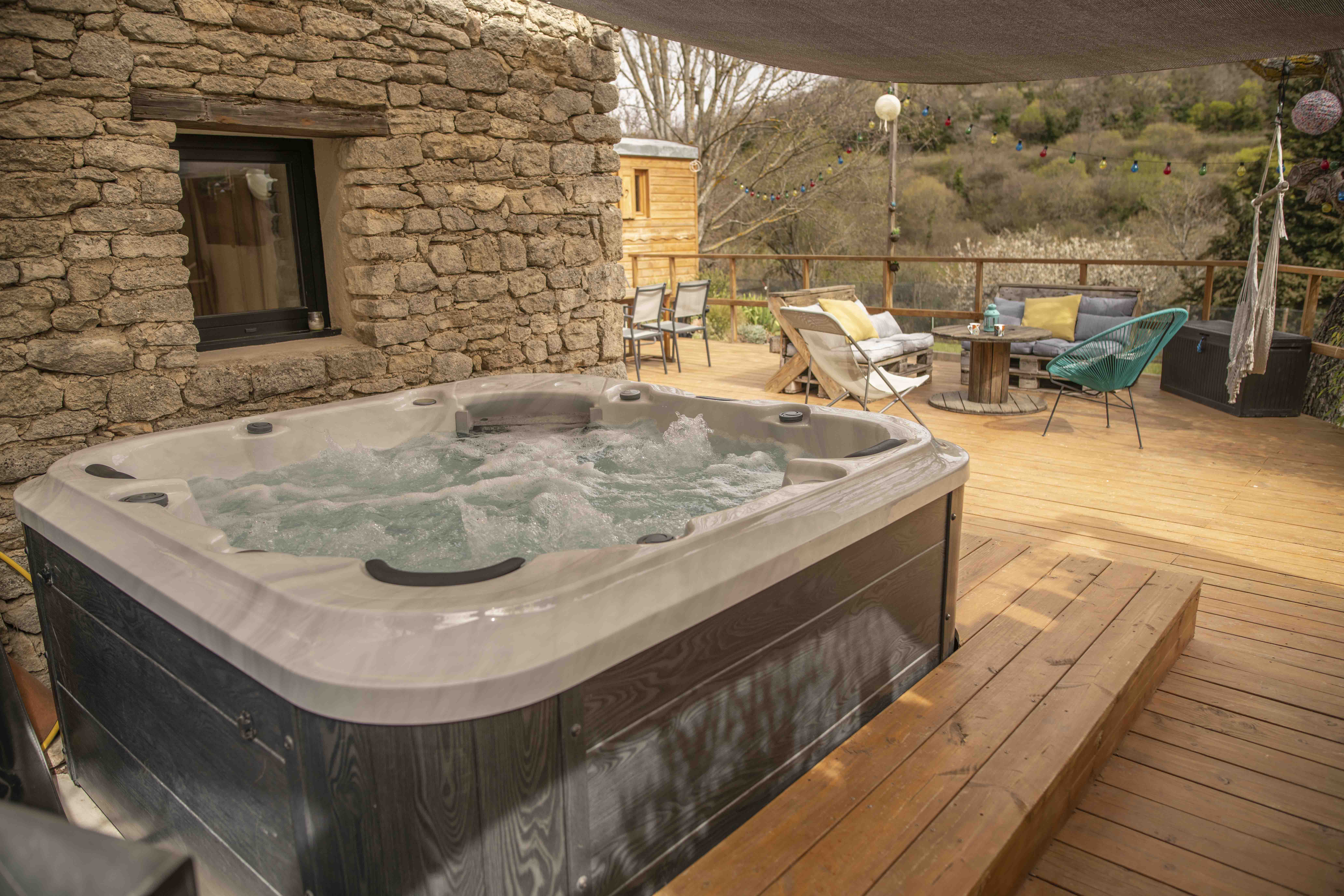 Roulotte la Clé du Luberon — Roulotte avec spa à Buoux (Vaucluse) à Buoux — cuisine