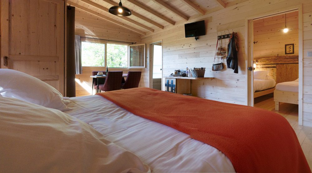 Cabane Chaumine : une échappée belle sur pilotis à Villalier — chambre