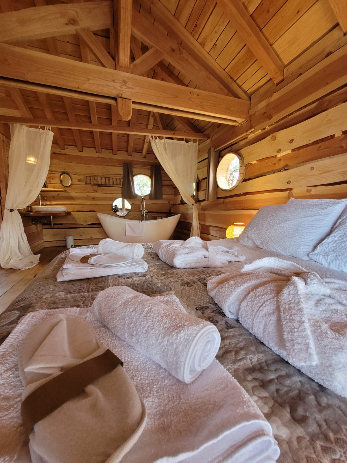 La cabane & spa / sauna L'Eden — Cabane perchée à 6m en Ardèche à Le Teil — espace de vie