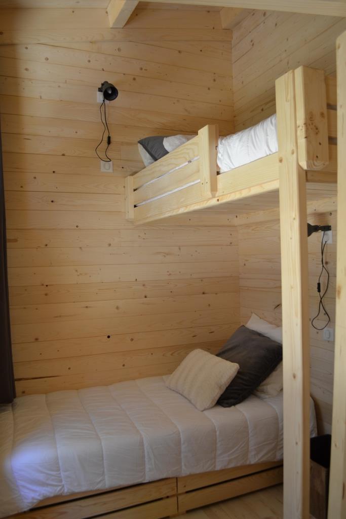 Lodge Bohème : une cabane poétique en pleine nature à Magné — cuisine