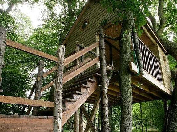 La Cabane aux Secrets — Cabane dans les arbres avec spa à Marne à Bezannes — chambre