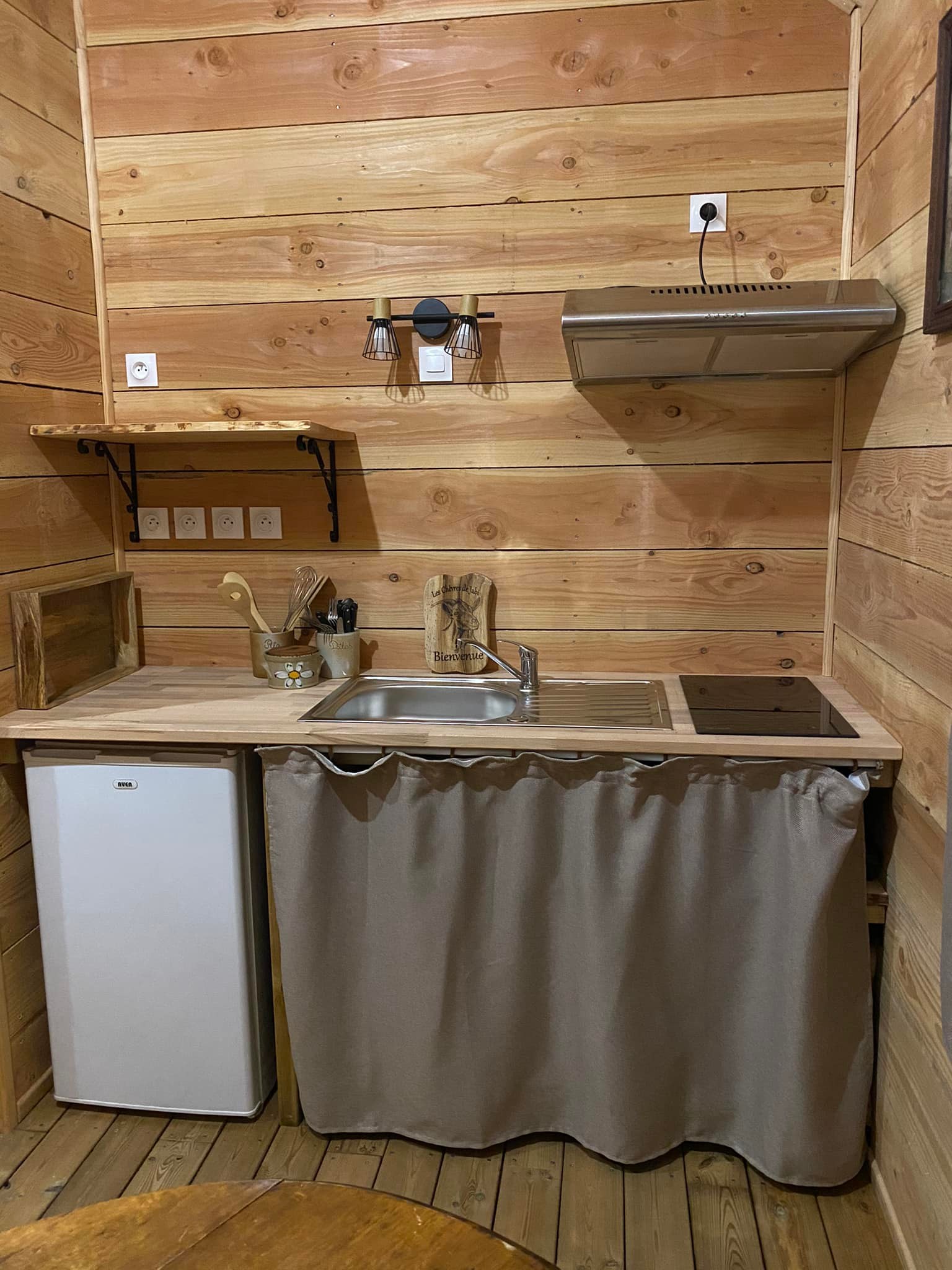 La Cabane de Jabi — Cabane sur pilotis avec spa à Orne à Argentan — cuisine