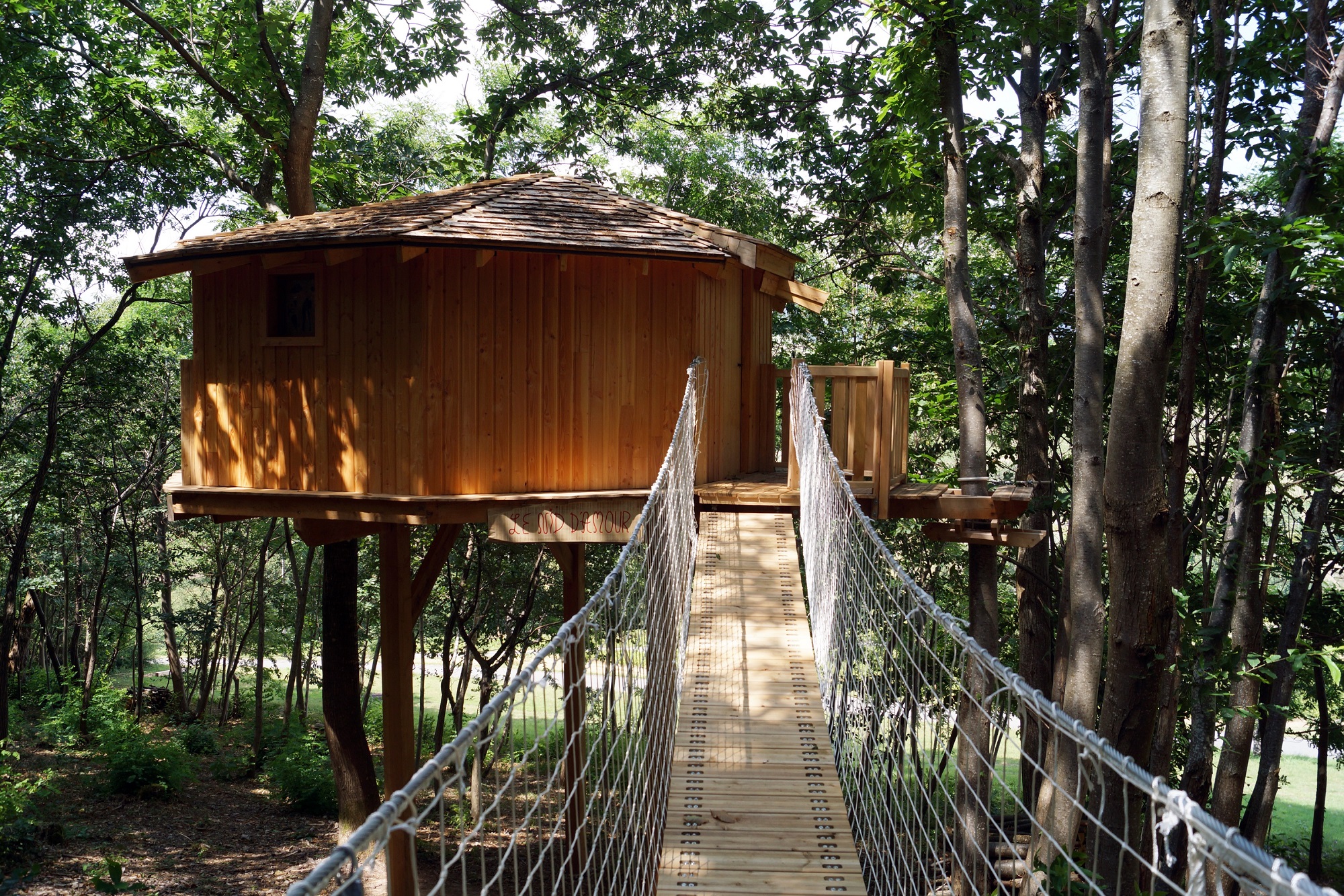 Le Nid d'amour : une cabane perchée pour une escapade romantique à Quincié En Beaujolais — vue intérieure