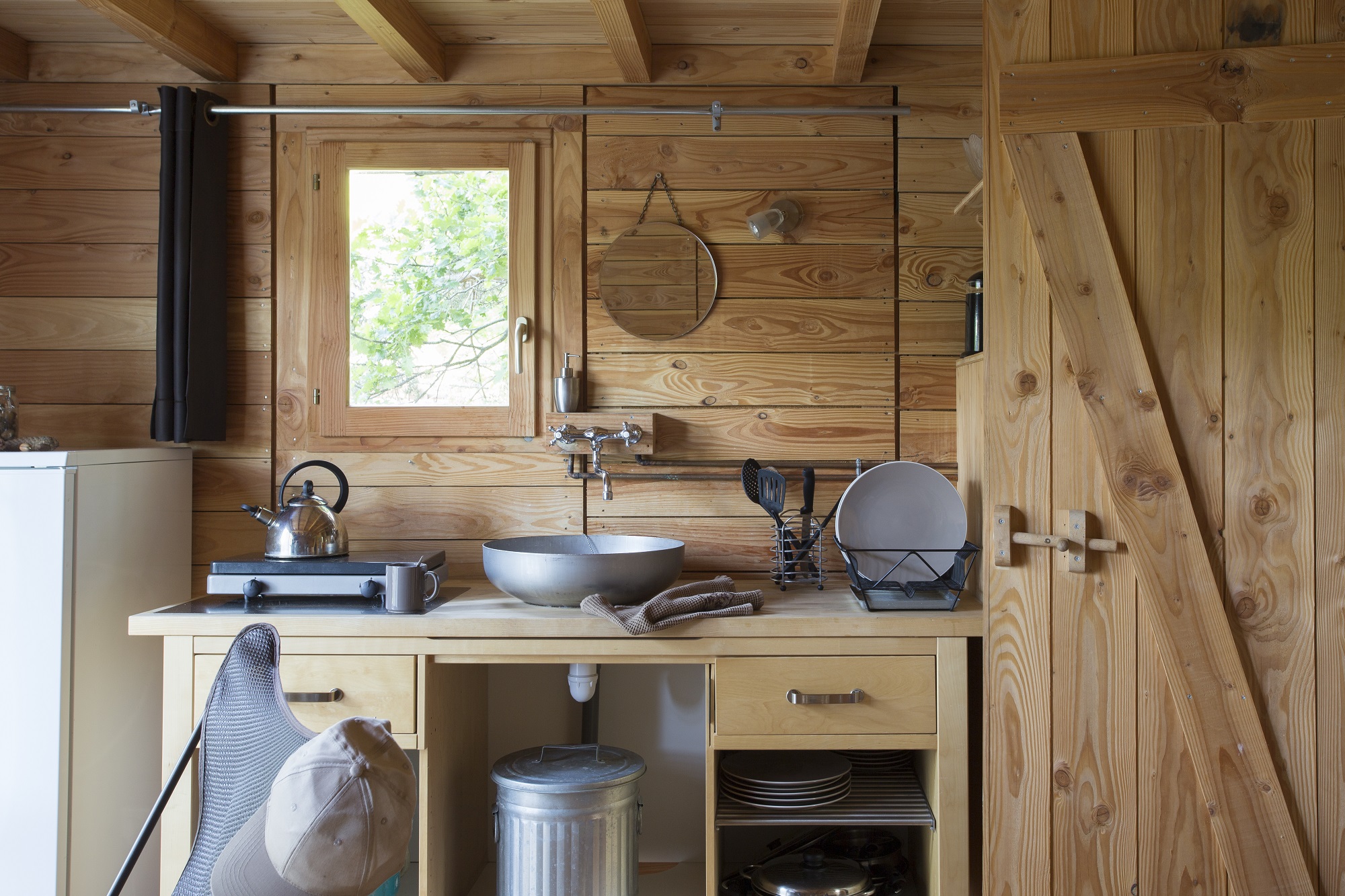 Cahutte Sud Ardèche : une cabane au cœur de la nature à Vagnas — vue intérieure