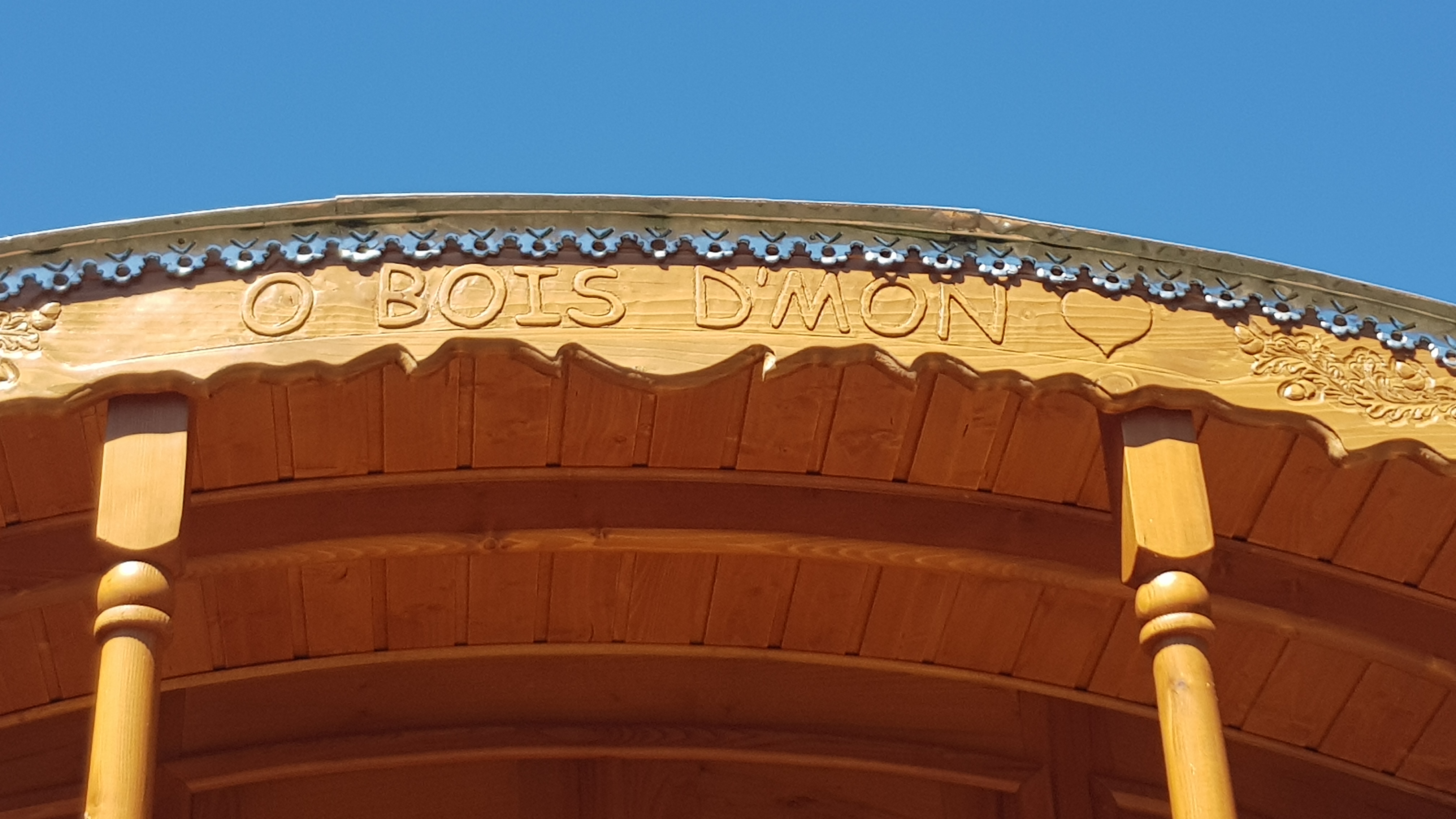 Roulotte Ô Bois d'mon cœur : une évasion poétique en Nouvelle-Aquitaine à Bussac-Foret — salle de bain