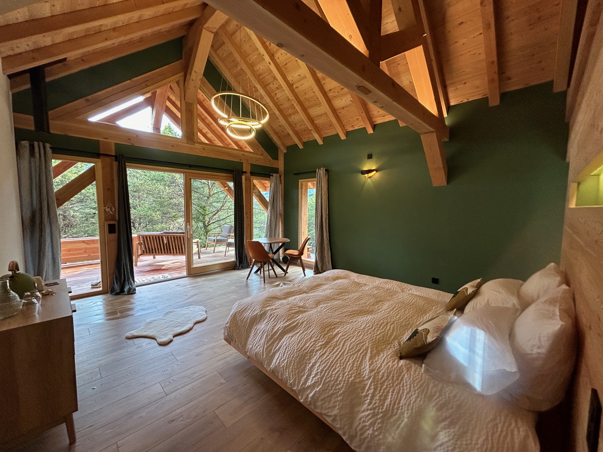 Chalet l'Attrape Rêve - Cabane sur pilotis avec spa privatif à Chorges — espace de vie