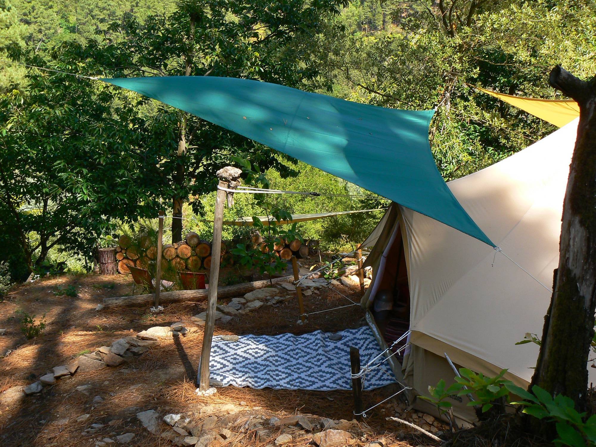La Tente Mica : une expérience immersive en pleine nature à Chambon — chambre