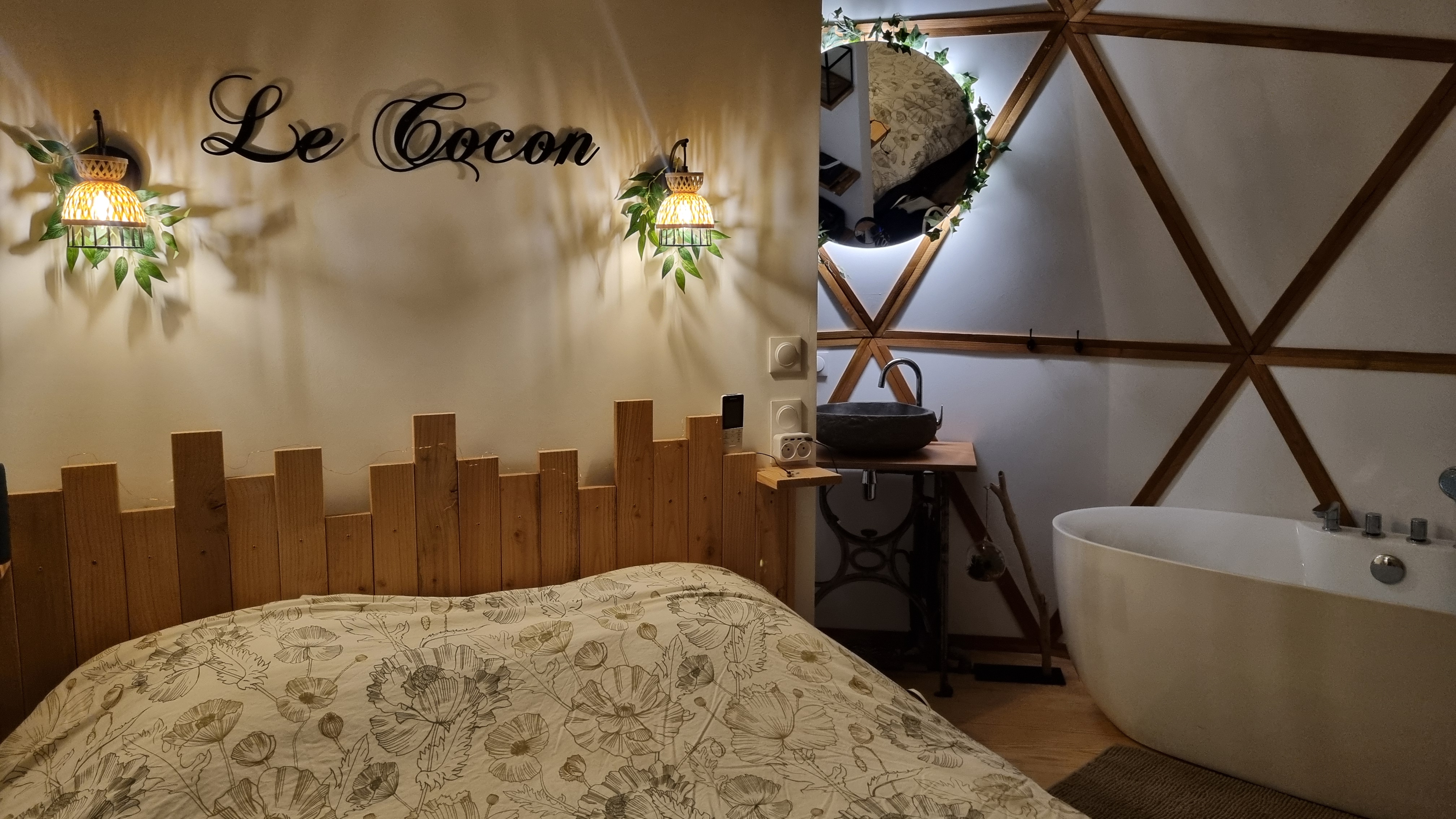 Dôme "Le Cocon" — Séjour romantique avec vue panoramique à Vosges à Le Sentier des Étoiles — détail architectural