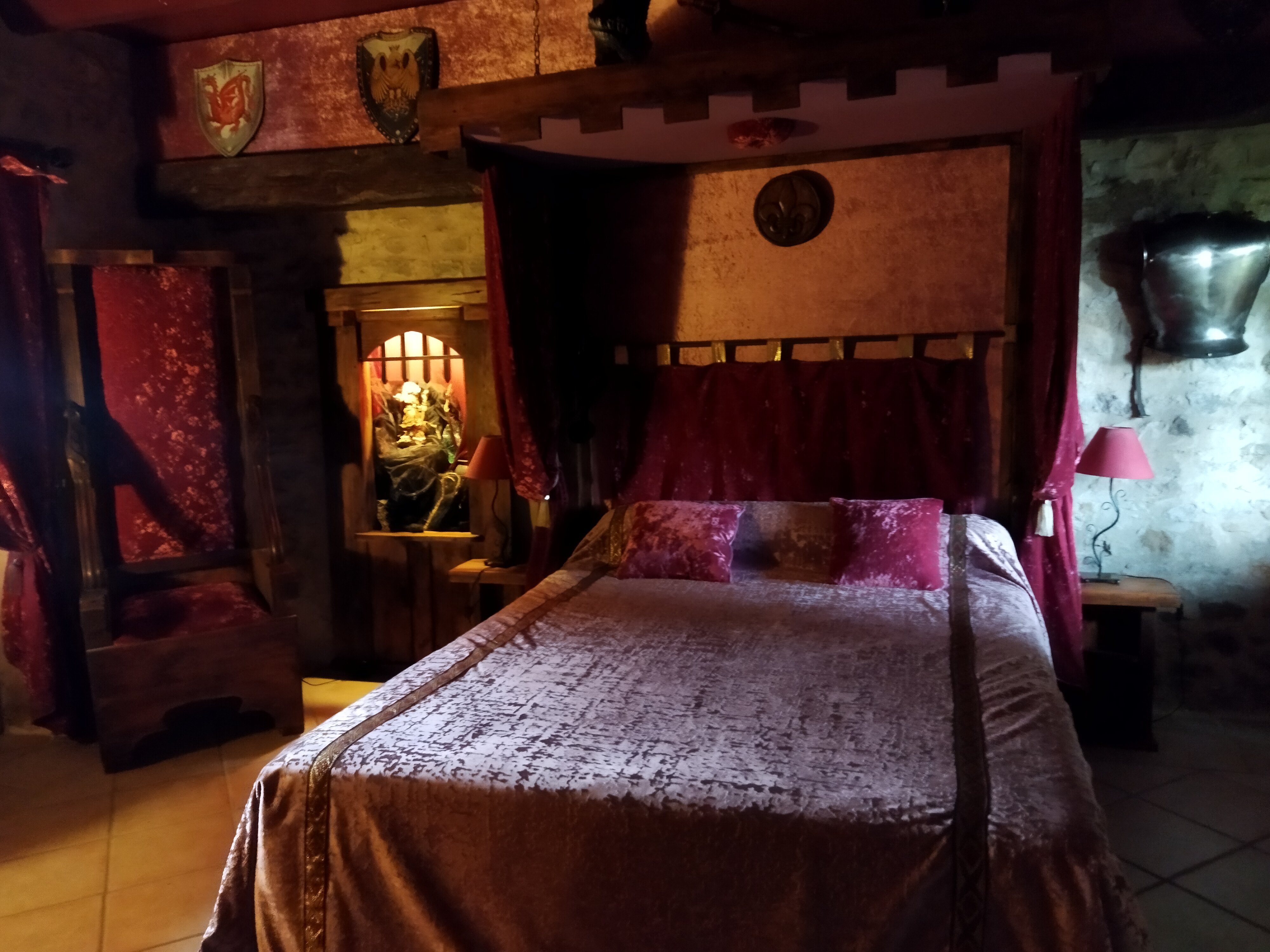 Le relais magique des Sorciers : une chambre à thème immersive à Servas — vue intérieure