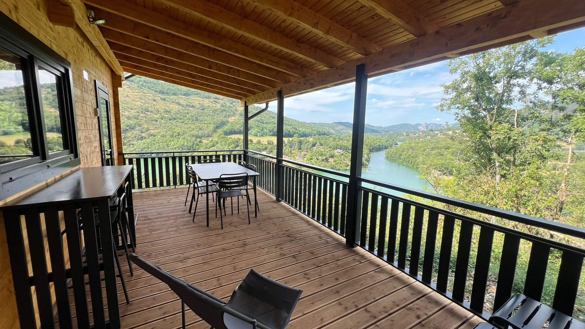 Lodge l'Epervier & Spa — Cabane sur pilotis panoramique à Ain à Serrieres-Sur-Ain — espace de vie