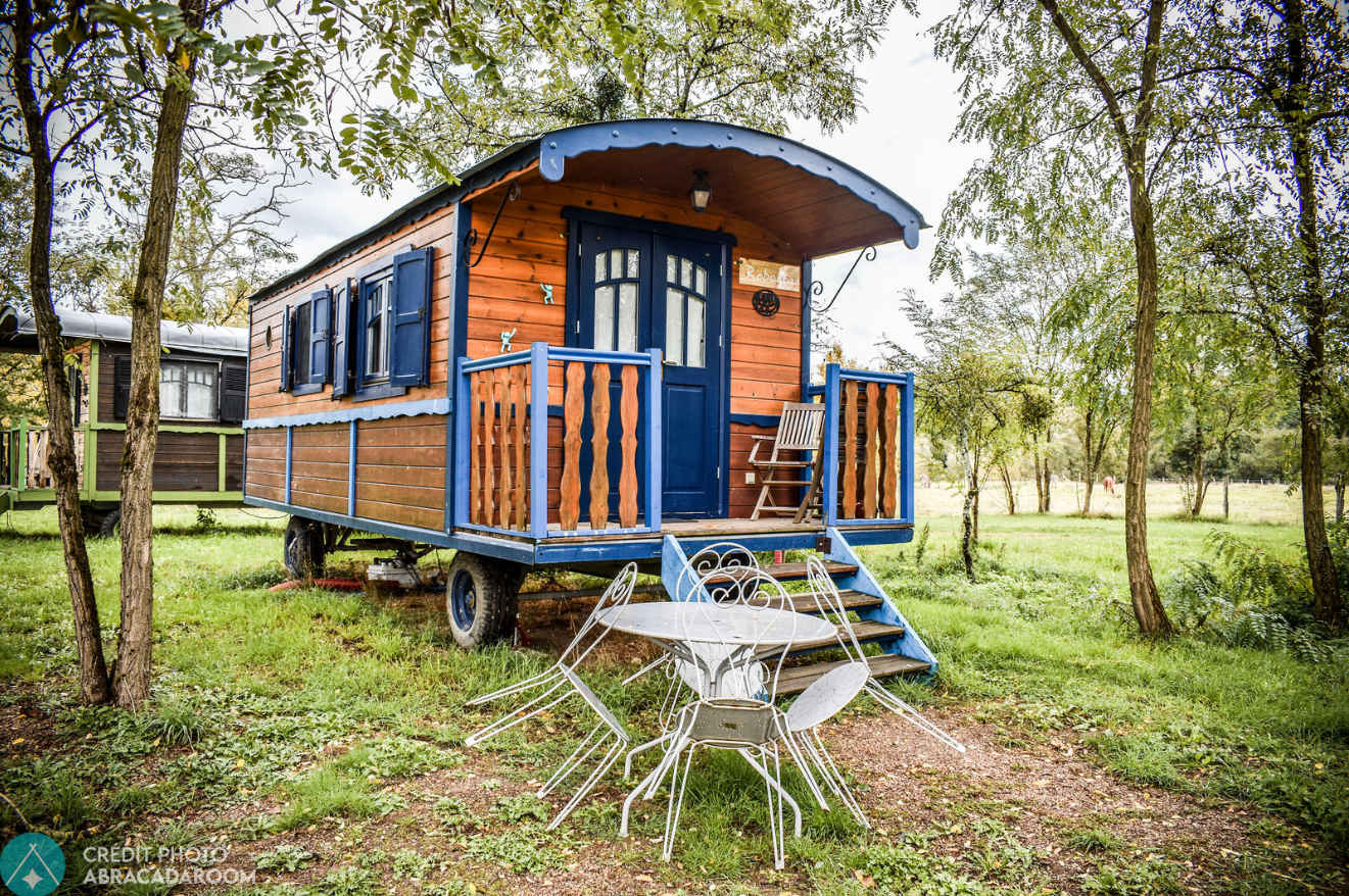 Roulotte familiale de campagne : une escapade enchantée en Auvergne à Chassenard — vue intérieure