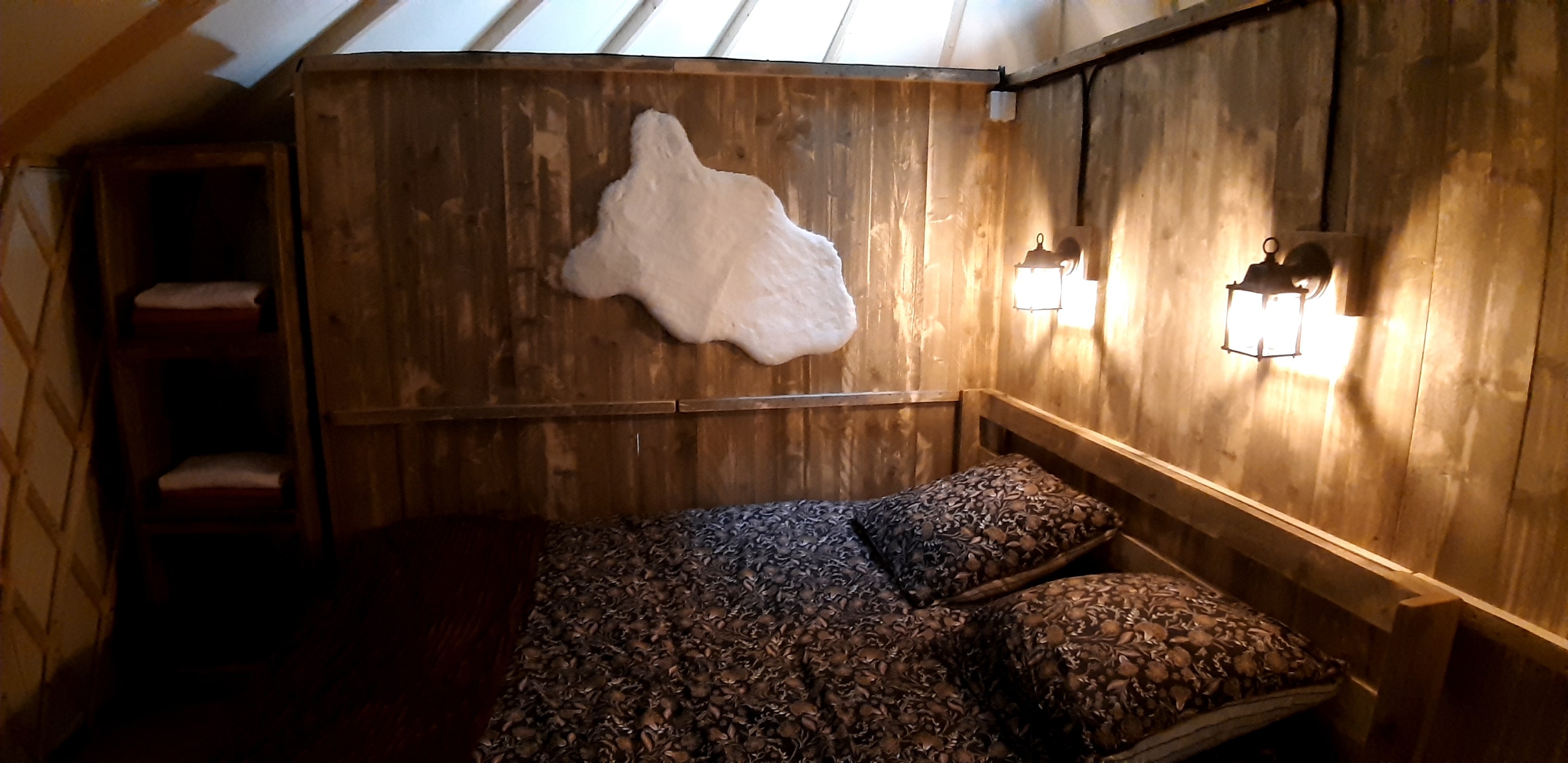 Yourte WOOD 5 personnes — Yourte avec spa à Ardèche à Aubenas — espace de vie
