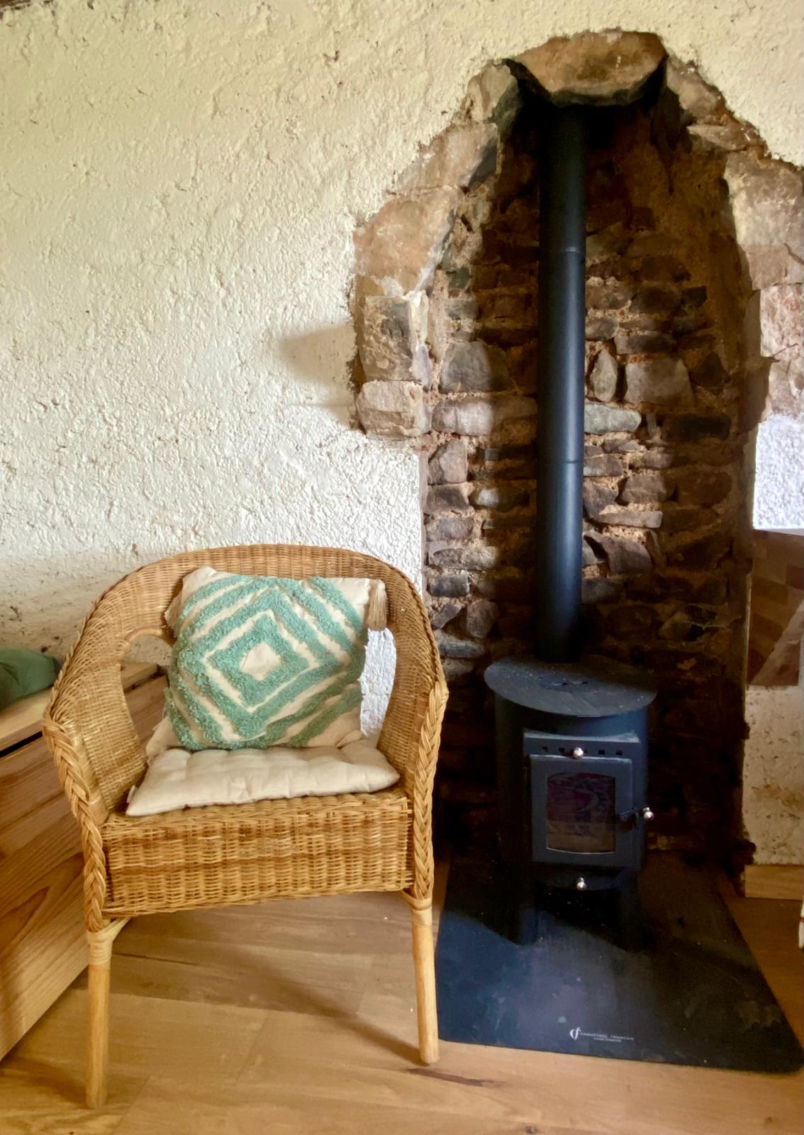 Cabane autonome dans les bois — Séjour nature à Saône-et-Loire à La Chapelle-du-Mont-de-France — cuisine