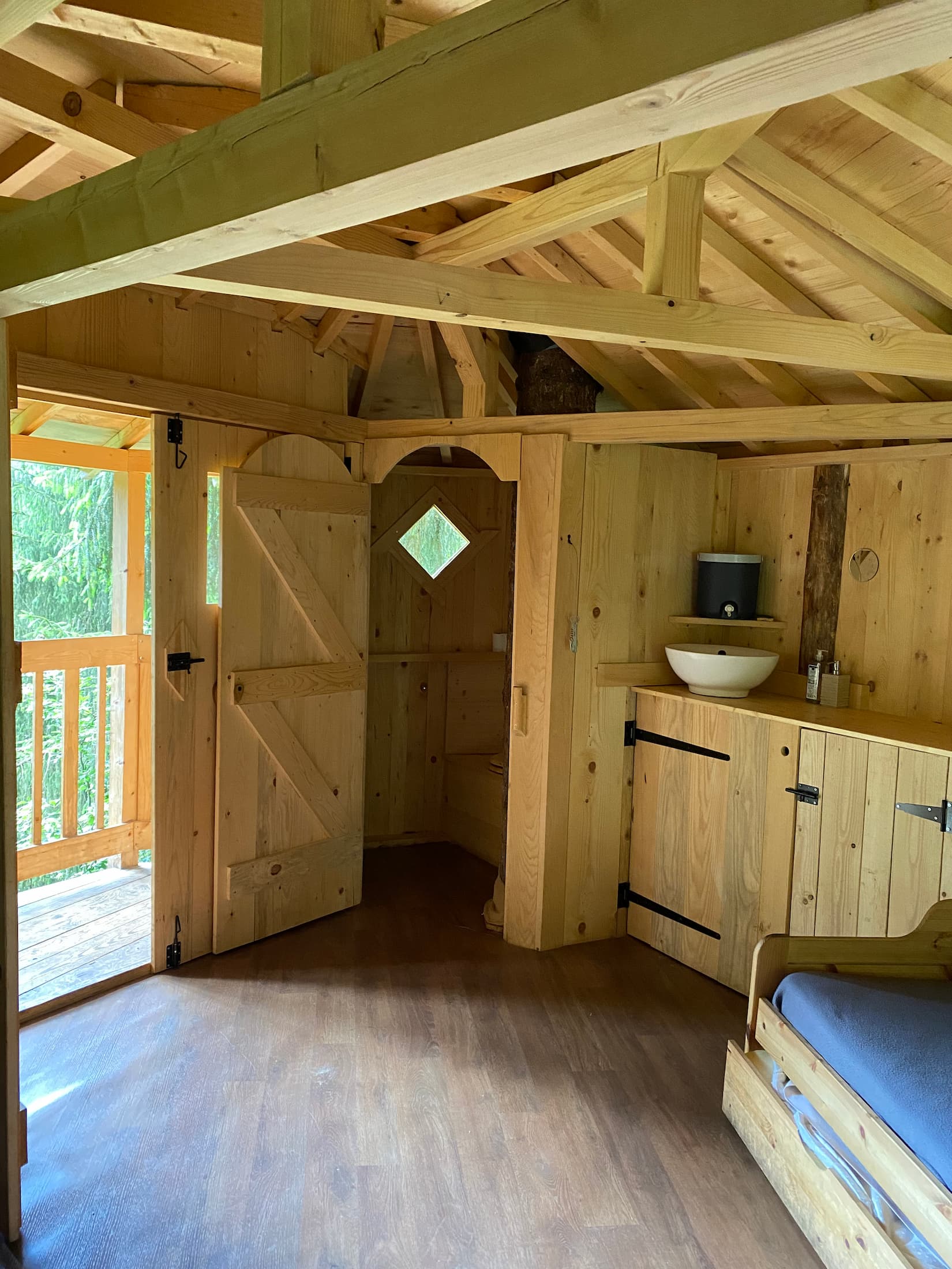 Cabane la Marmotte — Nuit perchée à 8m face au Mont Blanc en Haute-Savoie à Saint-Félix — détail architectural