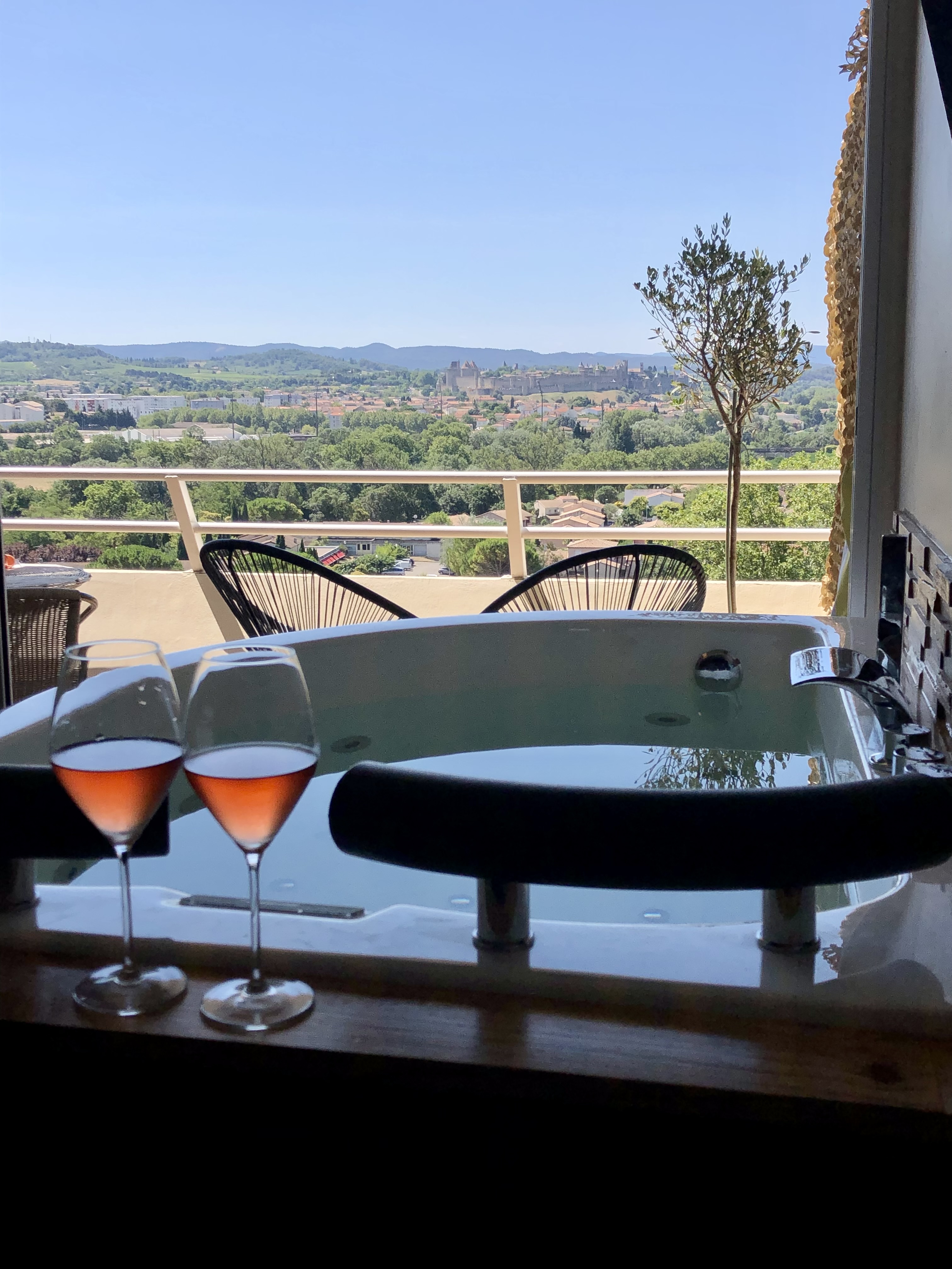 Évasion sensorielle dans une suite avec spa privatif à Carcassonne — chambre